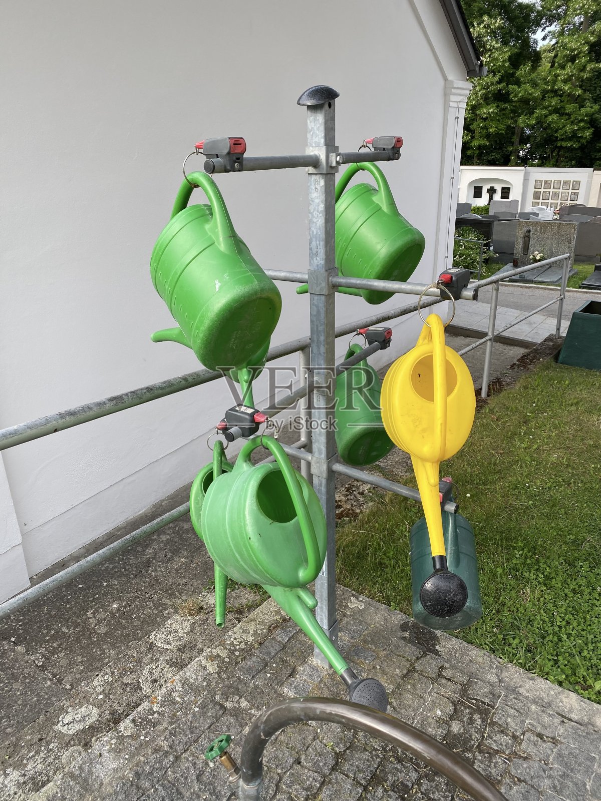 德国下巴伐利亚公墓的Dingolfing在骨灰盒屋前的绿色和黄色喷壶照片摄影图片