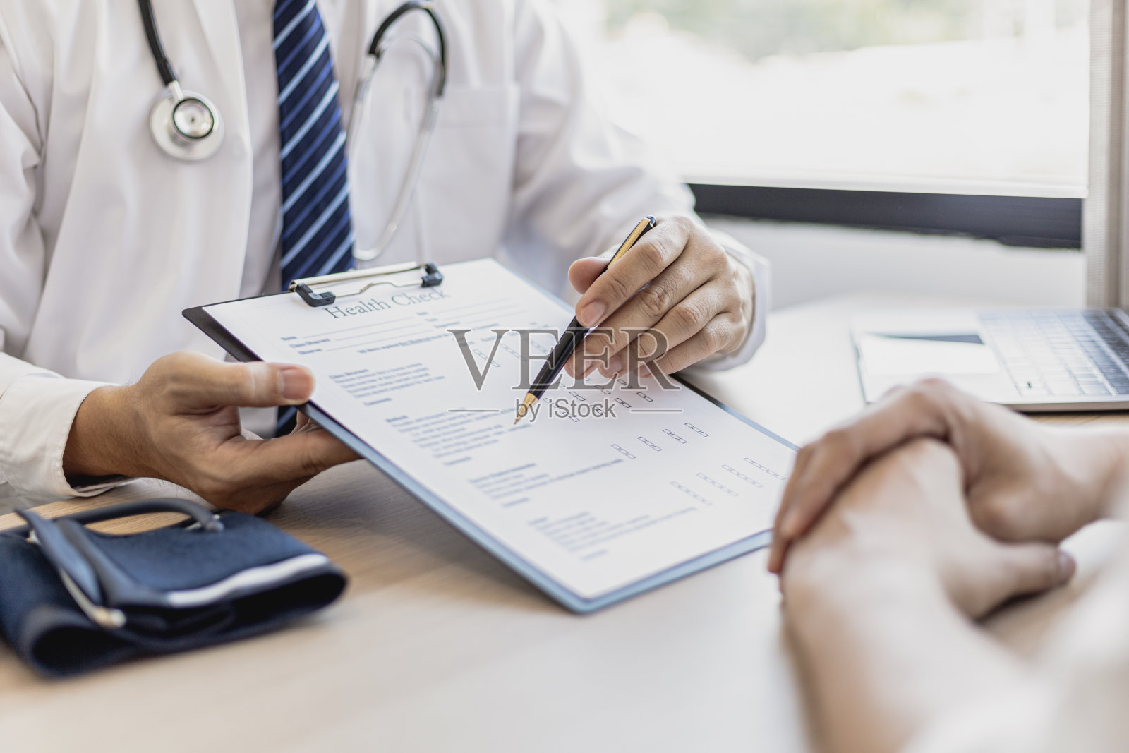 医生出示一份说明检查结果的文件，医生解释发现的检查结果和治疗指南。对疾病的检查和治疗的概念。照片摄影图片