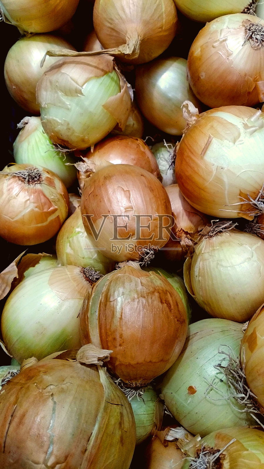 市场上有很多棕色层的洋葱，纹理很接近，可以作为垂直背景墙纸照片摄影图片