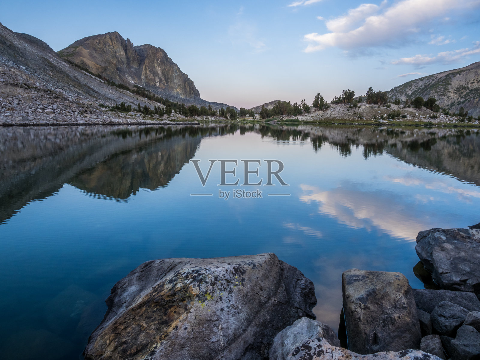初夏的早晨，山上的湖上照片摄影图片