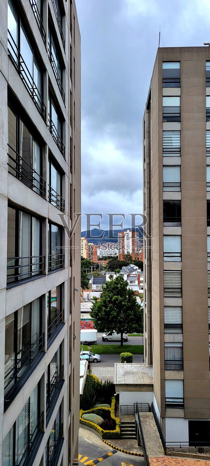 在波哥大的建筑物之间照片摄影图片