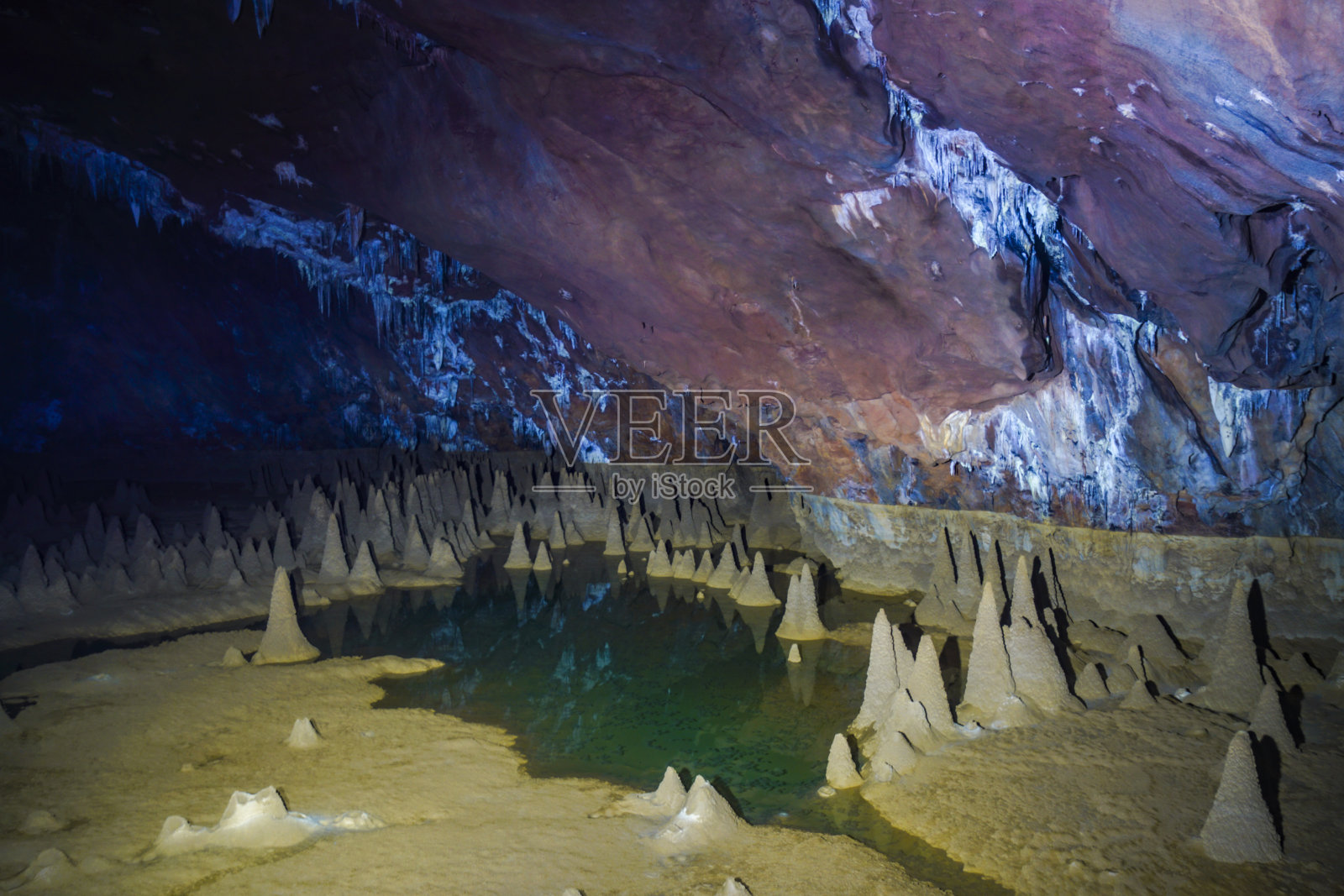 越南中部广平省一个漂亮的黑暗洞穴照片摄影图片