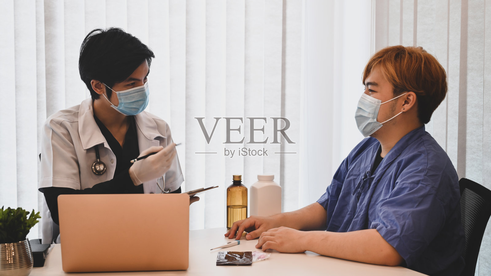 医生正在和他的病人谈论药物和治疗方法。照片摄影图片