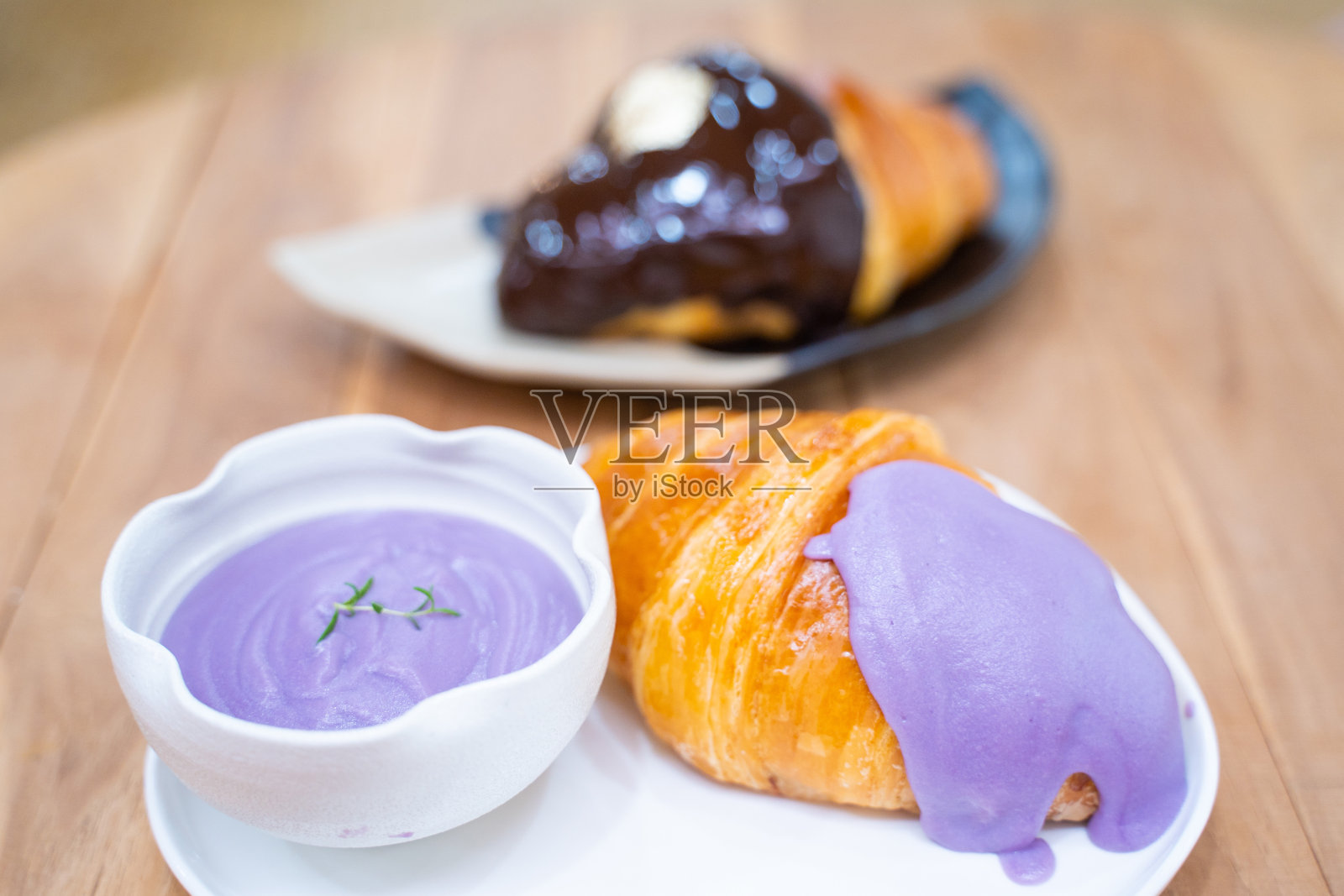 美味的牛角面包加甜奶油照片摄影图片