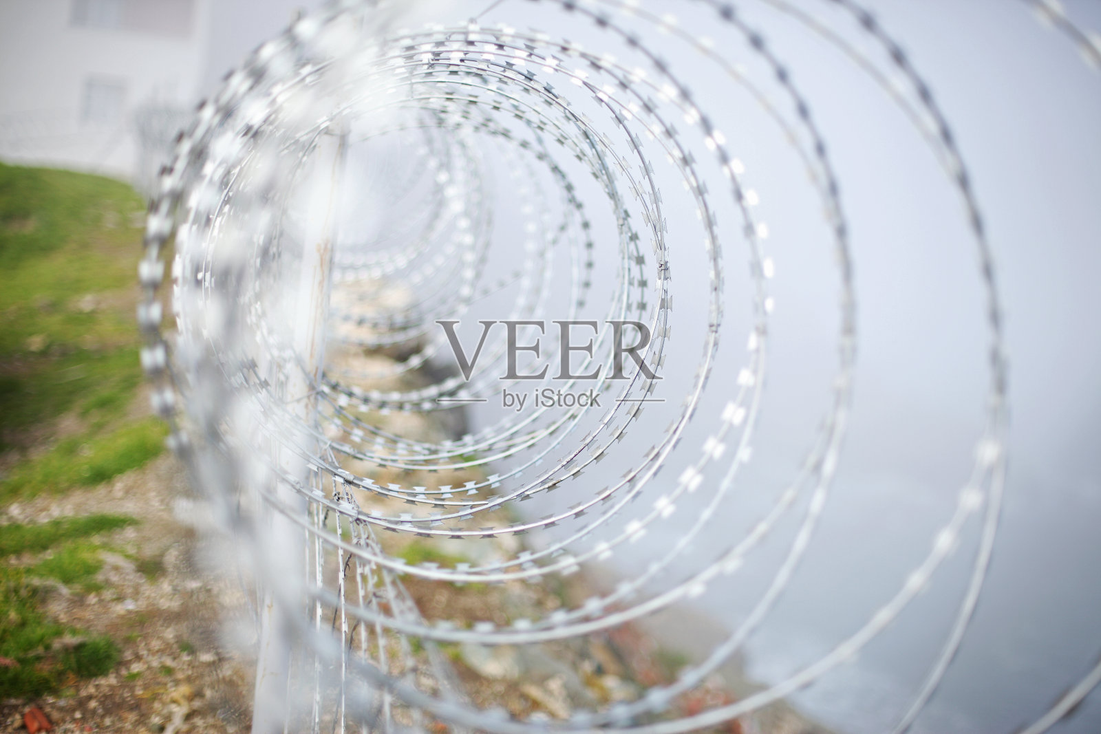 监狱的安全围栏，栅栏，铁丝网。照片摄影图片