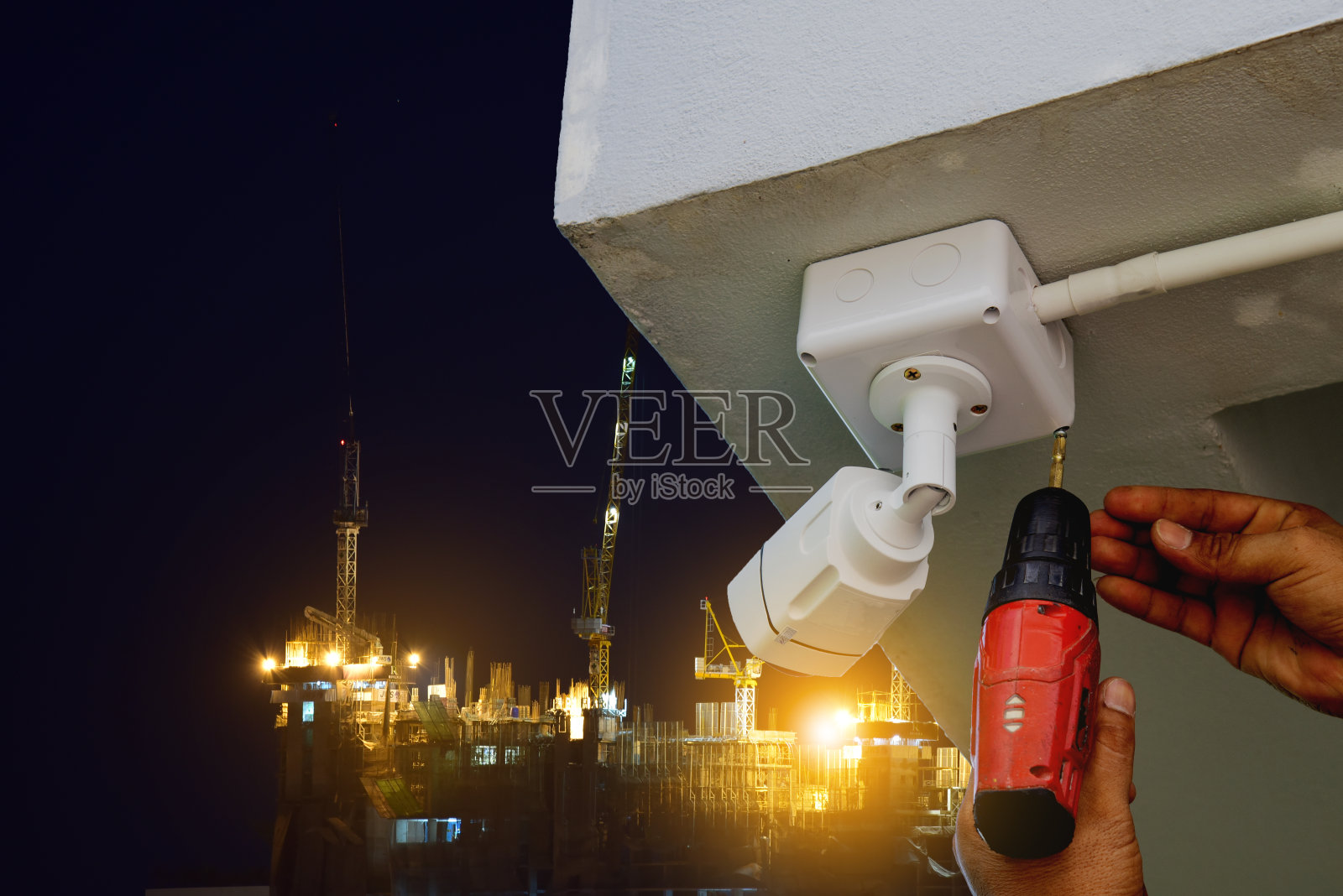 技术人员安装闭路监控摄像头以确保安全照片摄影图片