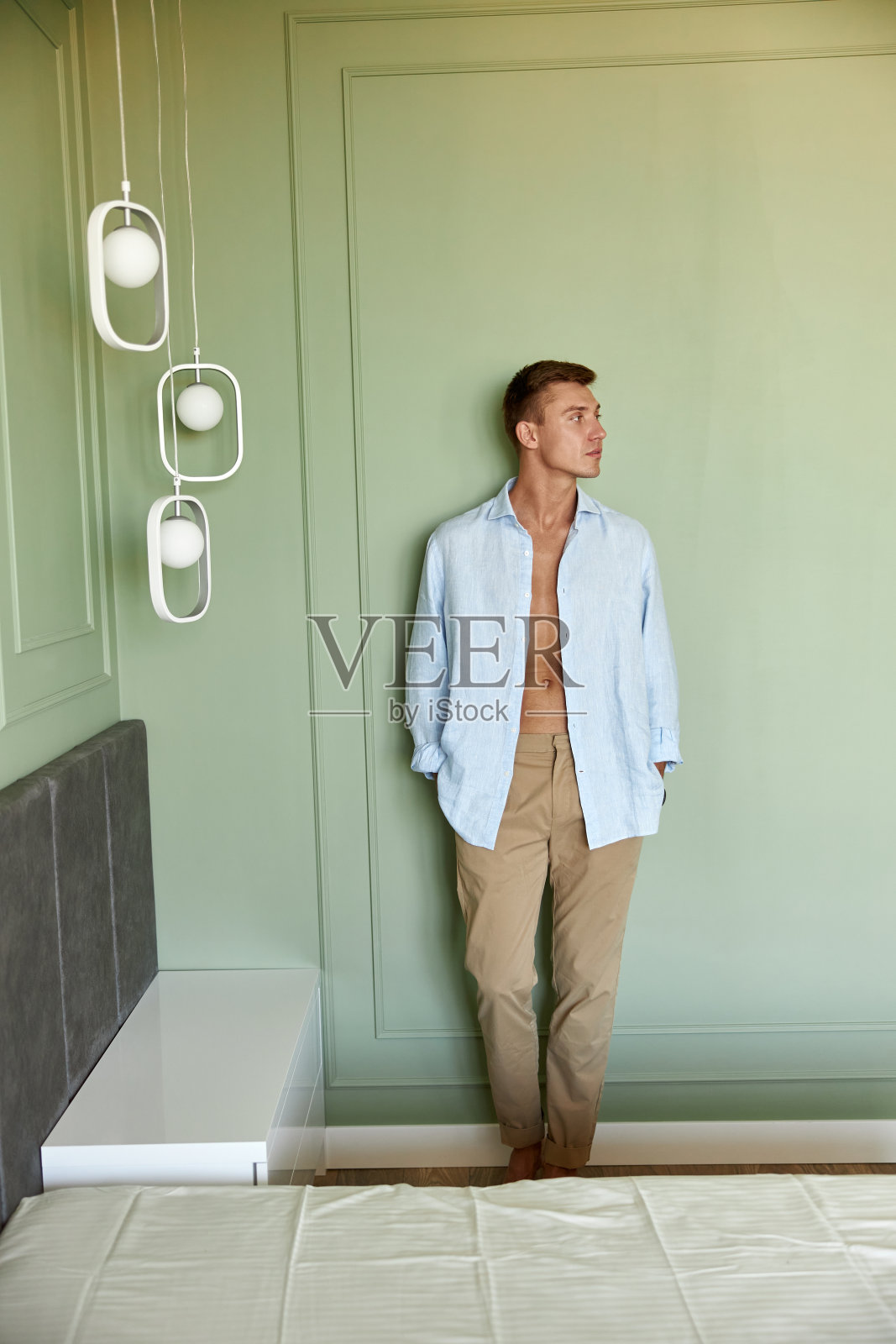 年轻的成年人在橄榄墙附近快乐的人有时间和微笑照片摄影图片