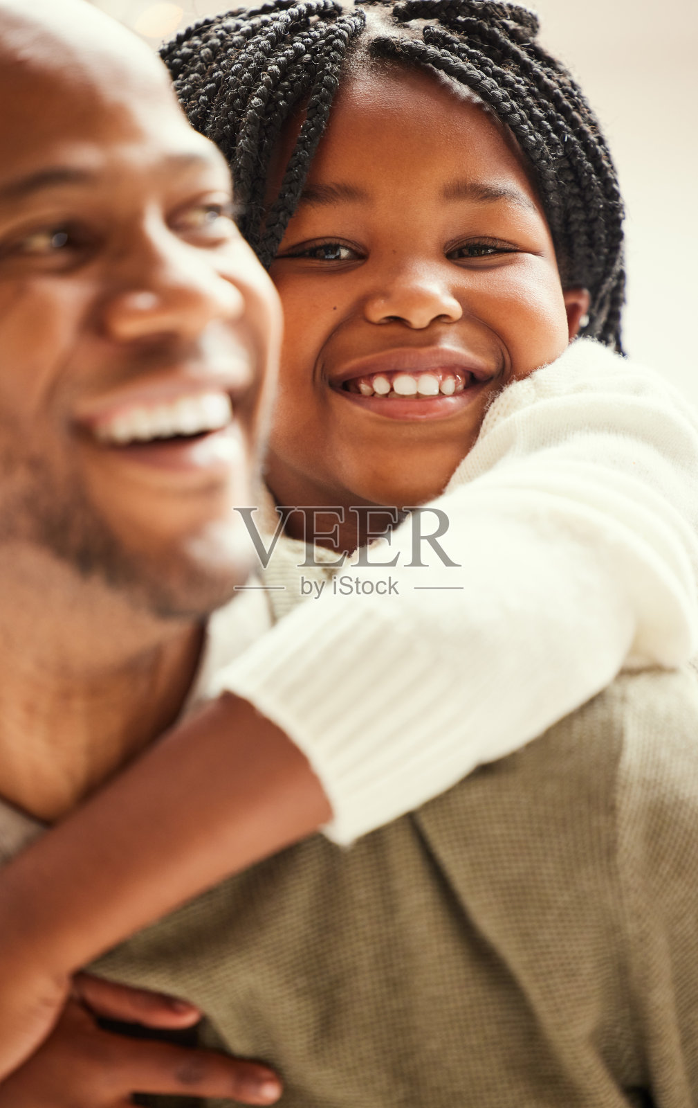 一位年轻的父亲在家里背着女儿照片摄影图片