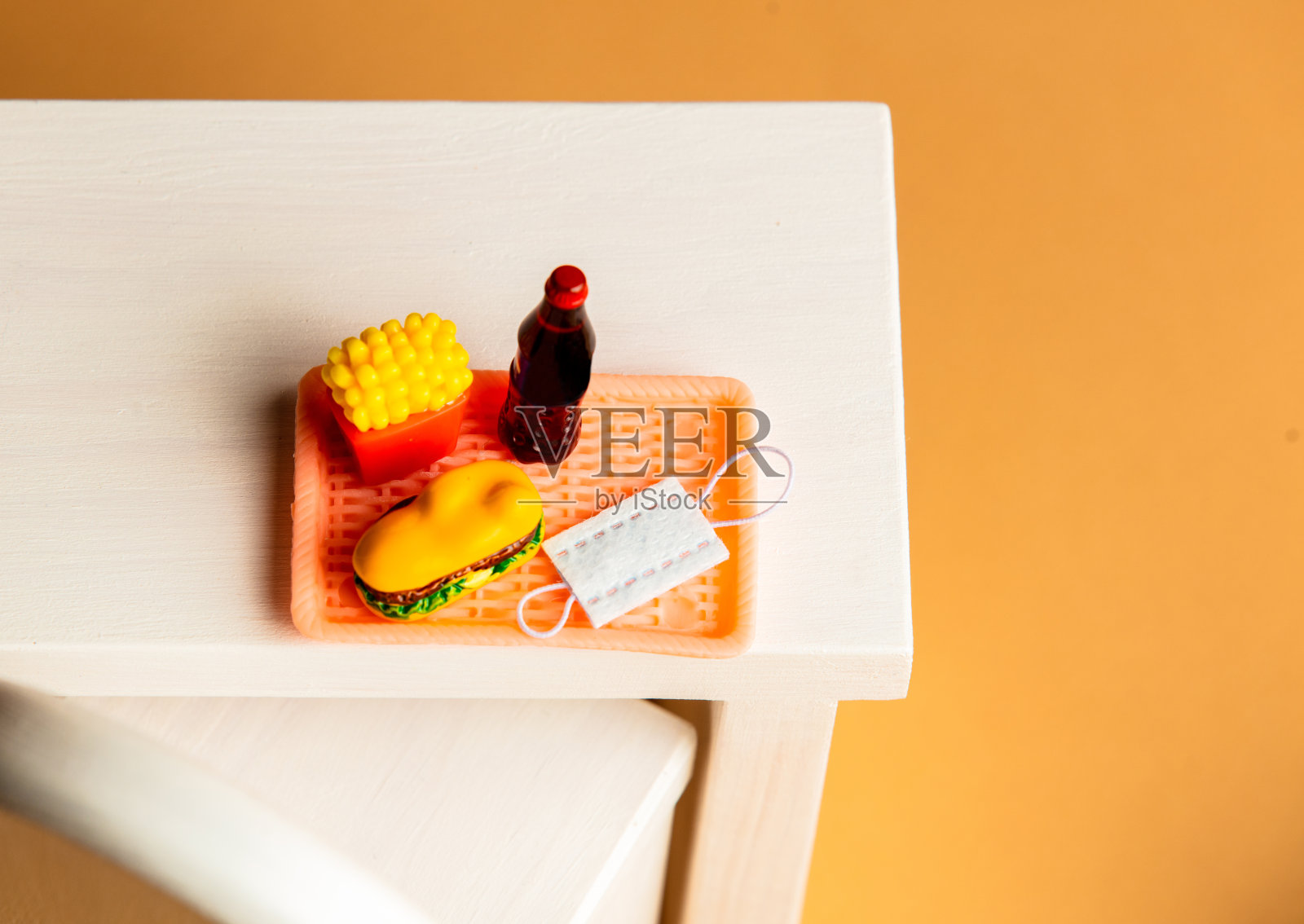 桌上有小玩具快餐和面膜照片摄影图片