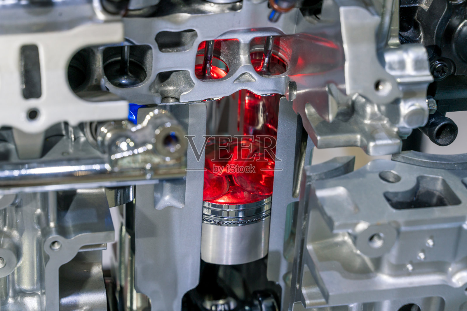 近距离观察电动汽车的发动机。照片摄影图片