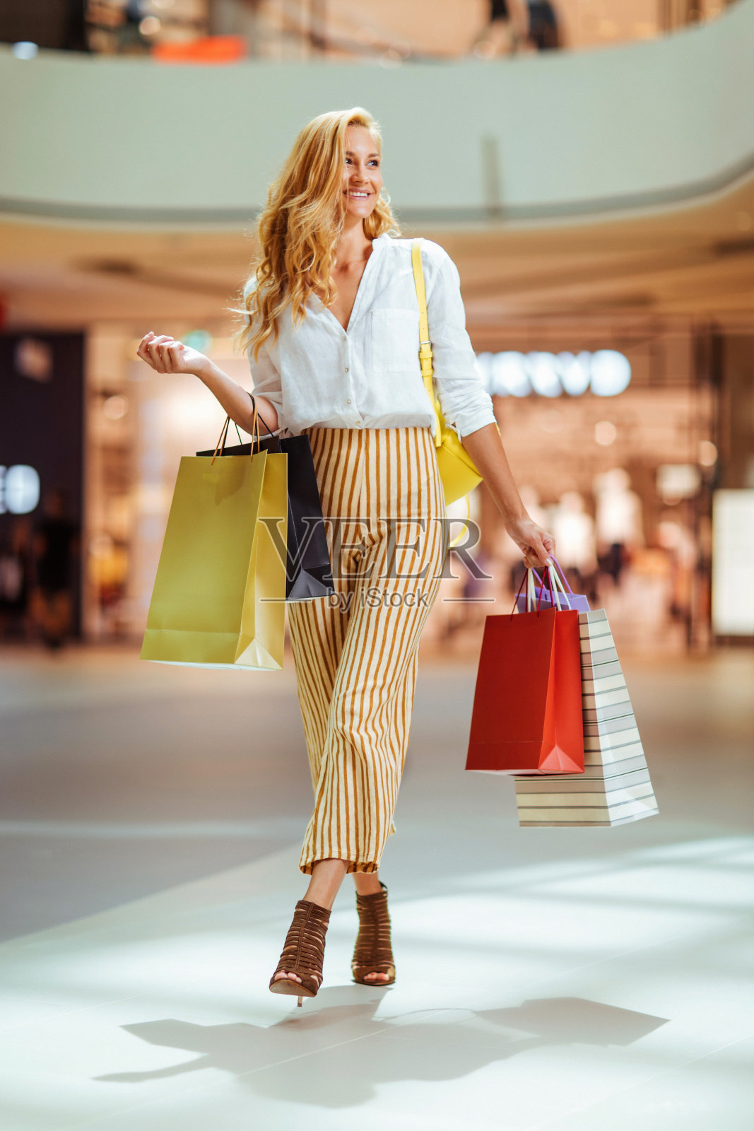 购物总有借口照片摄影图片