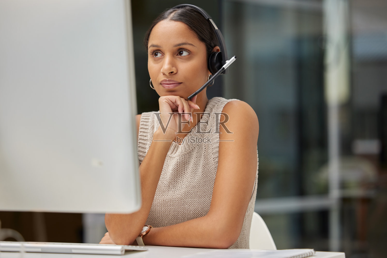 一个年轻的女商人在呼叫中心工作照片摄影图片