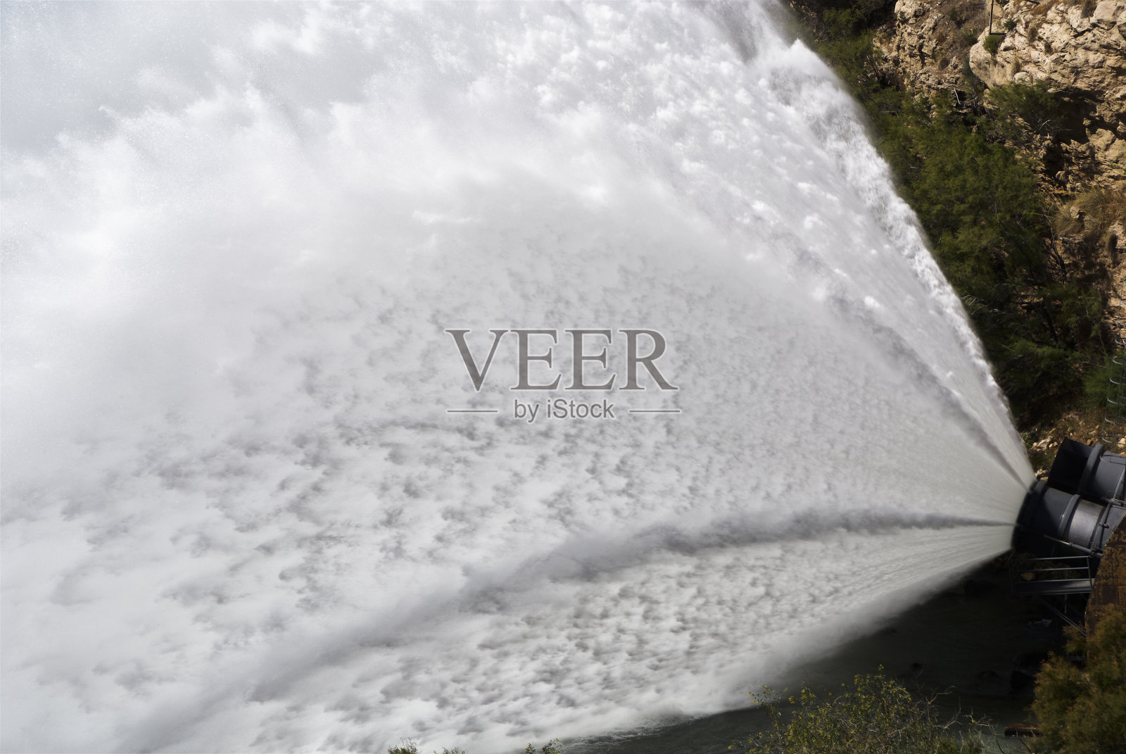 瓜达尔霍斯大坝通过马拉加的泄洪道排水照片摄影图片