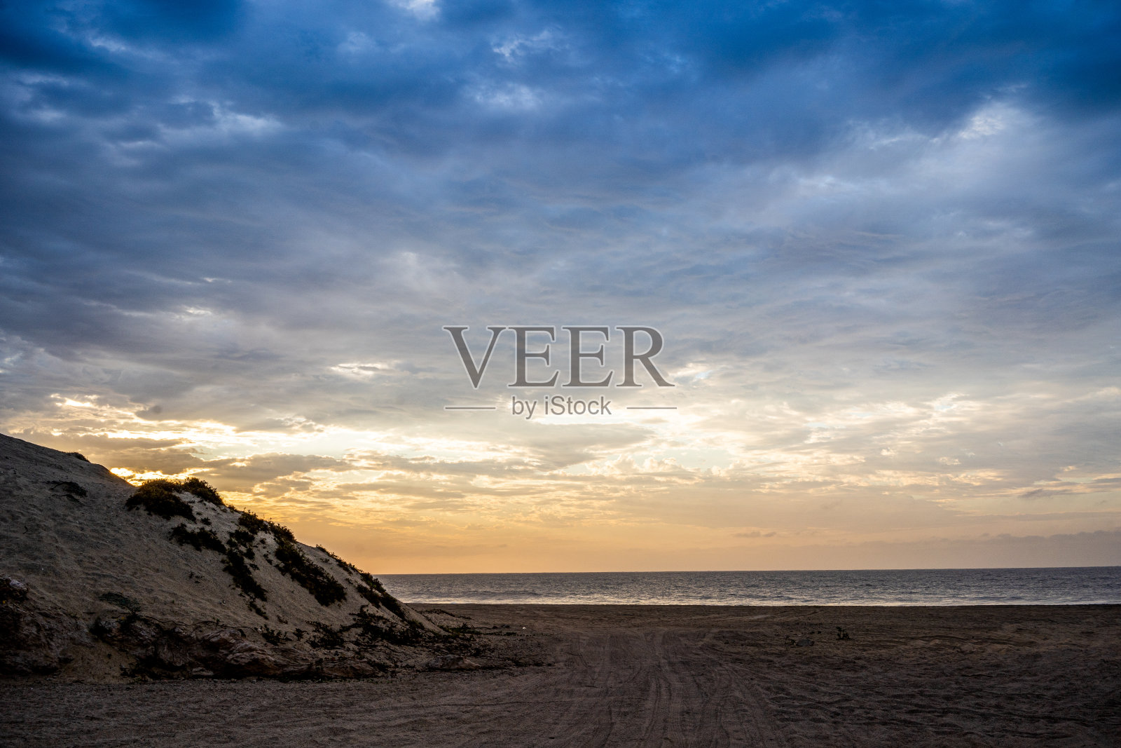 日出或日落以上的海洋海岸线多云的远景照片摄影图片