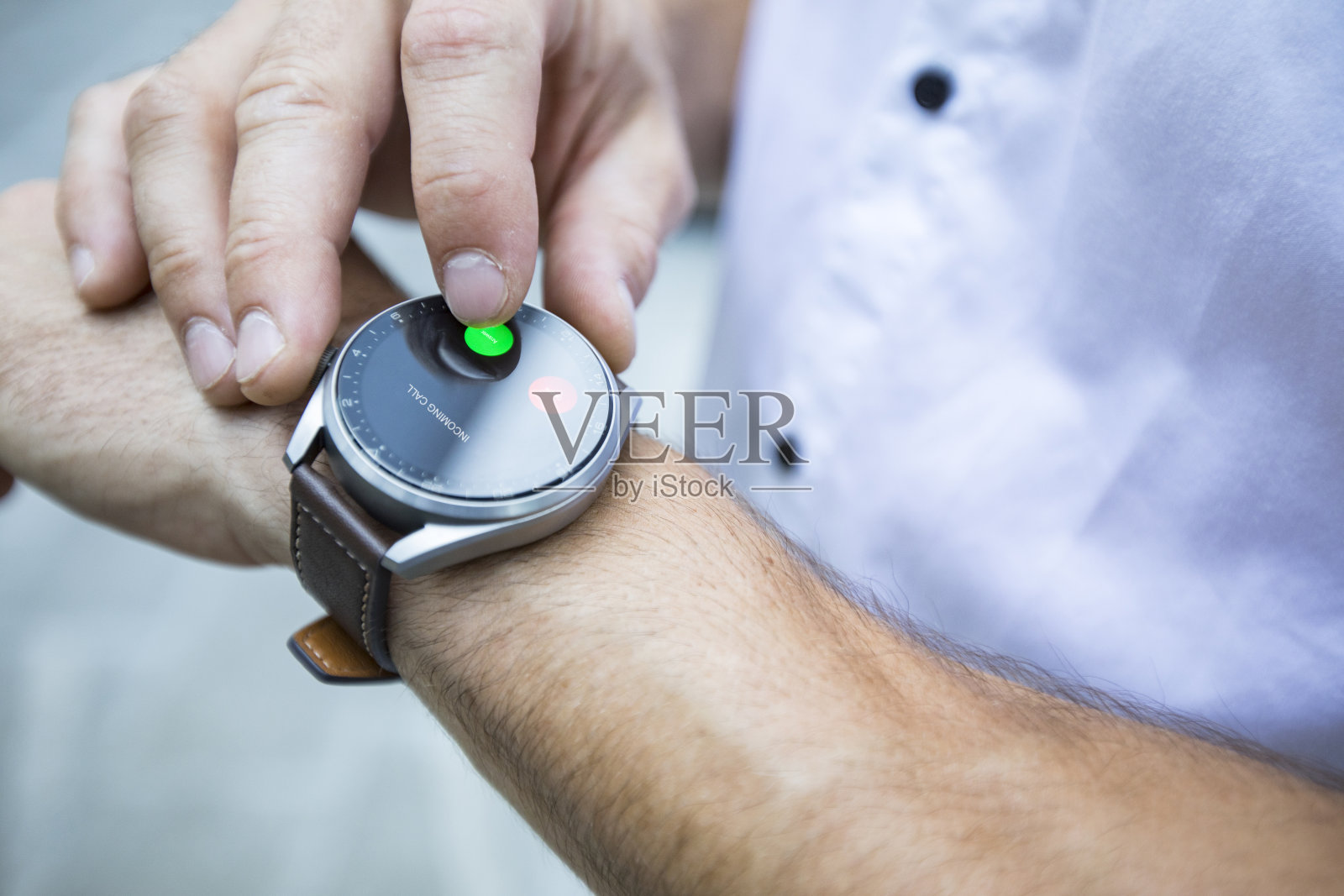 一名男子在智能手表上接听电话的特写镜头照片摄影图片