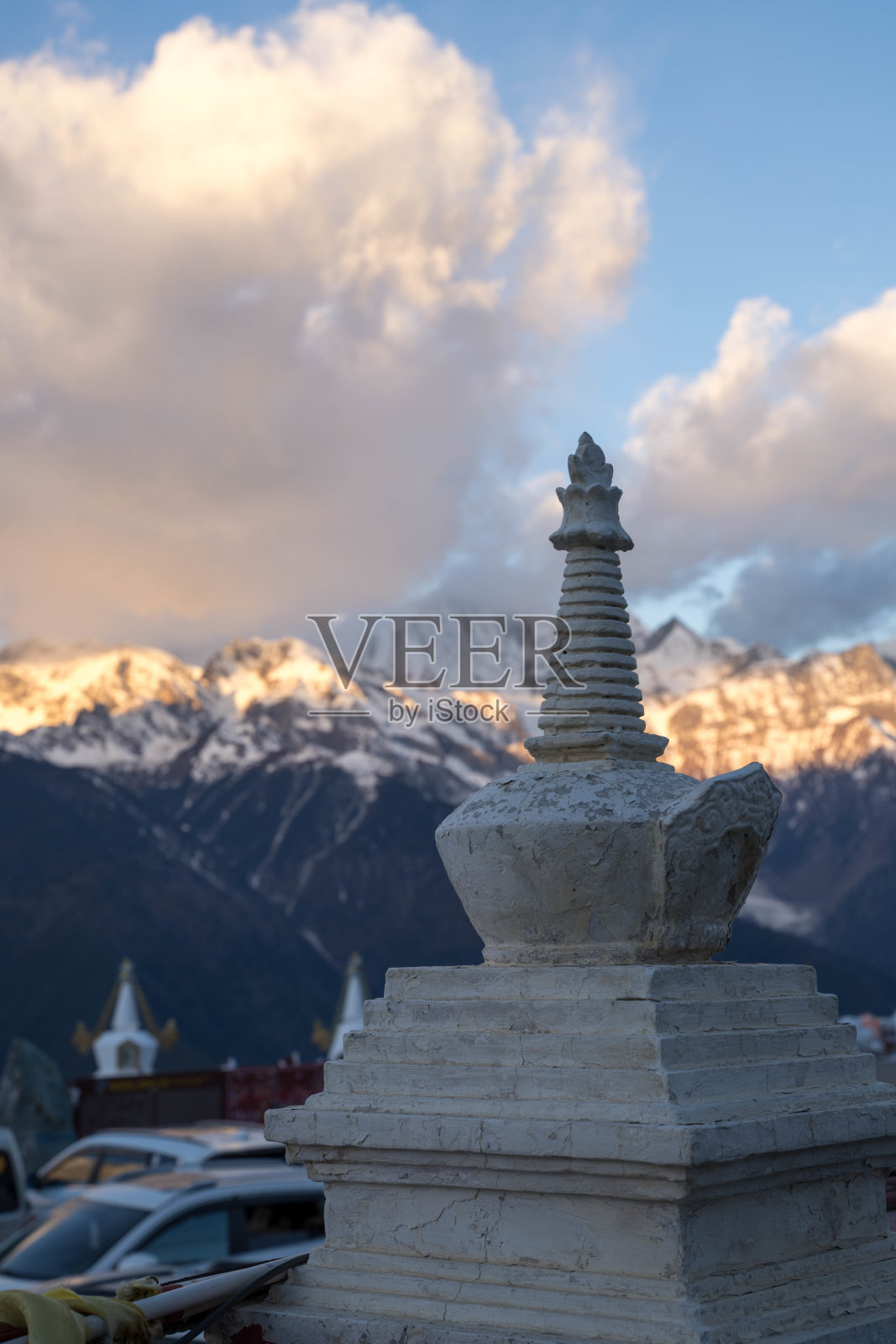 在通往玉棚村的徒步旅行路线上的一个休息站，悬挂着藏文经幡照片摄影图片