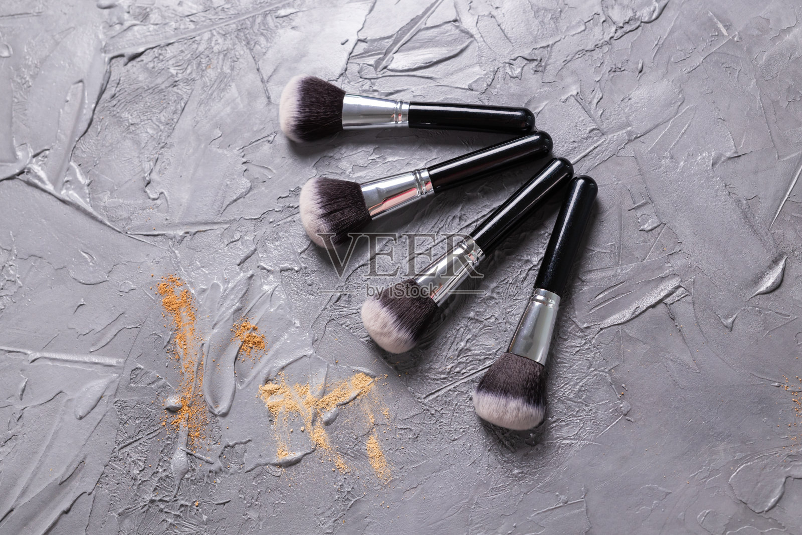 不同颜色的矿物粉末与刷子在木制背景上化妆，俯视图照片摄影图片