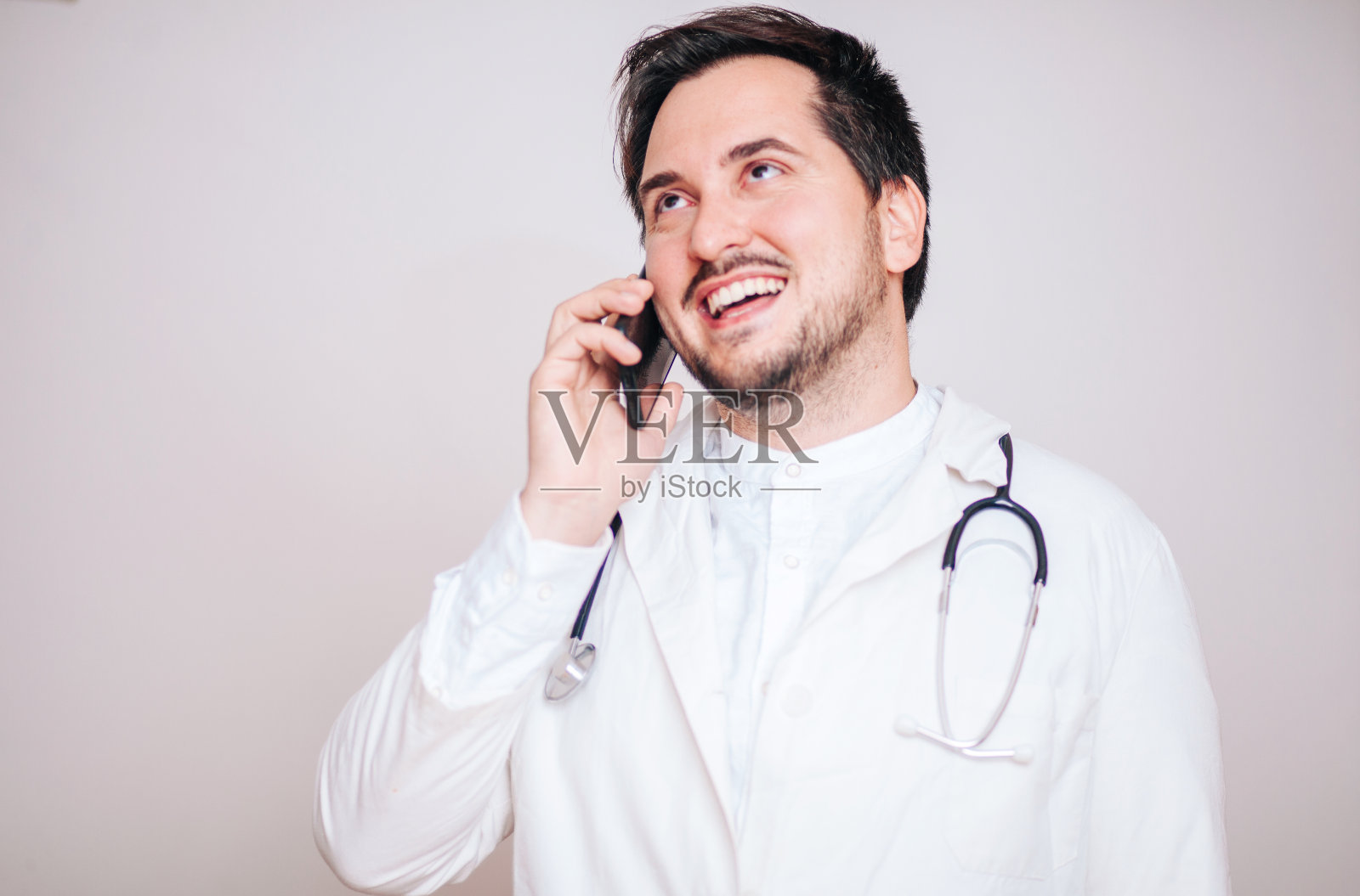 男医生拿着智能手机站着照片摄影图片