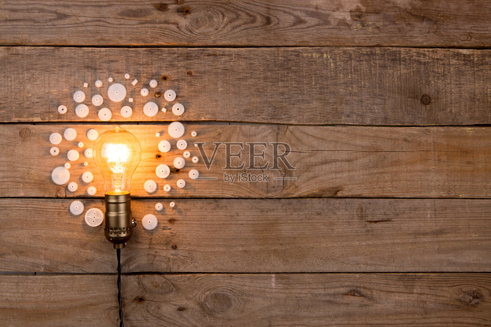 复古灯泡和木制背景齿轮组-想法，创新，团队合作和领导的概念。空间的文本照片摄影图片
