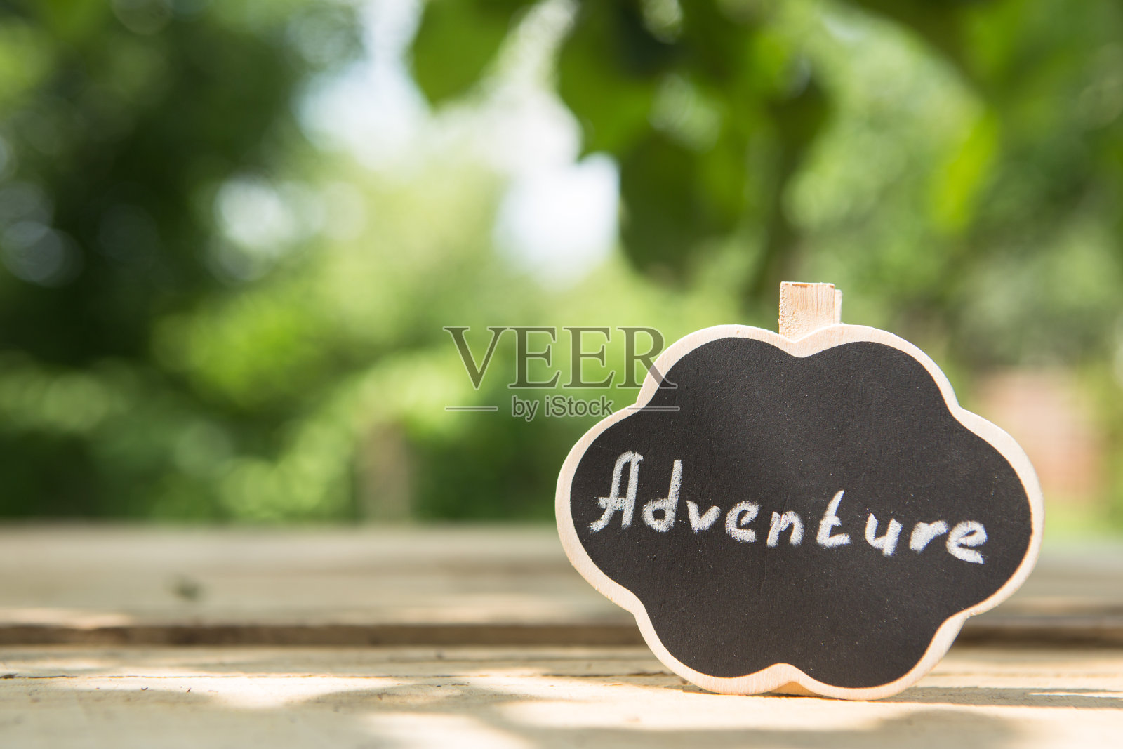 冒险等着你的概念-小标志与冒险题字户外，绿色模糊背景照片摄影图片