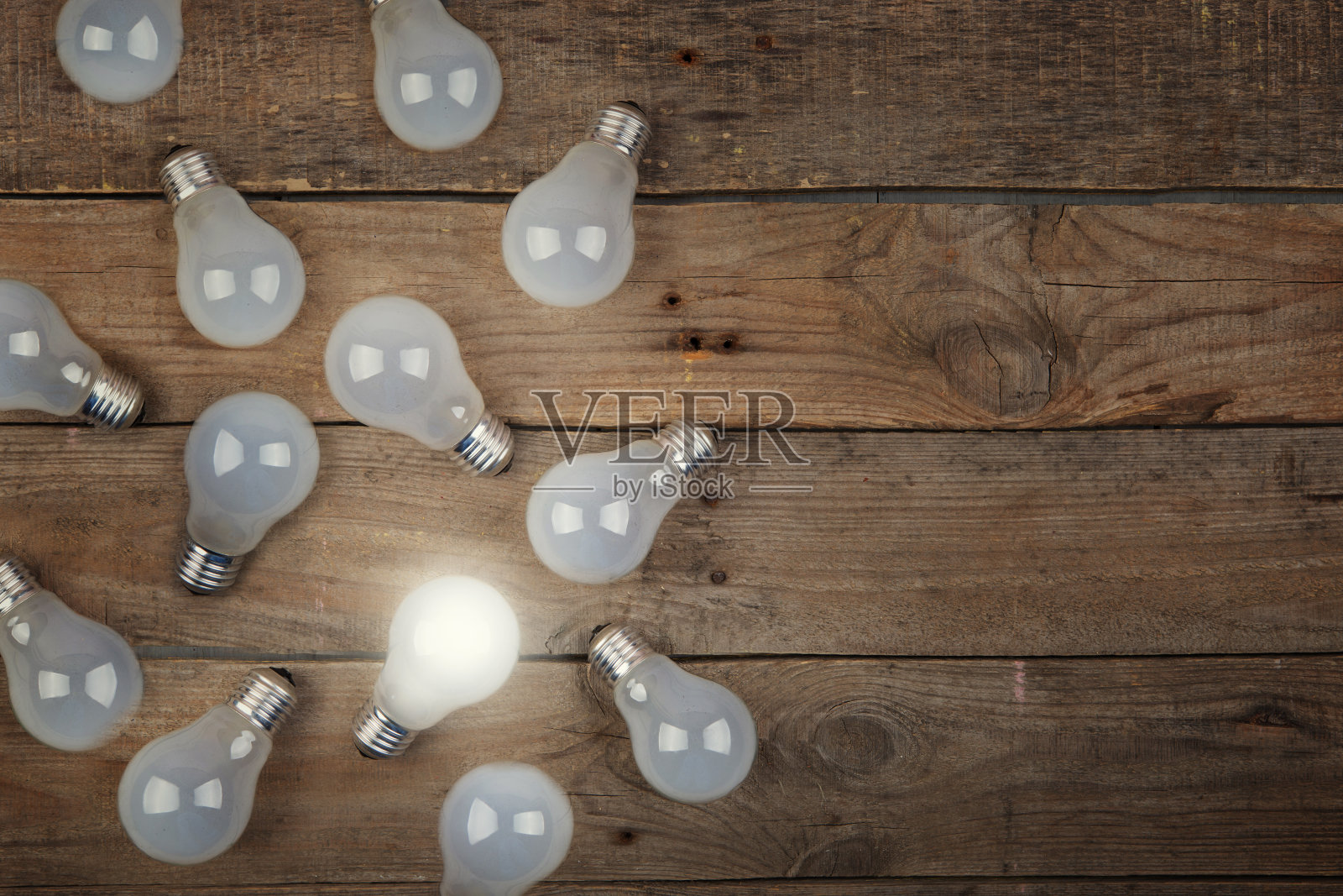 老式灯泡木制背景-想法，创新，团队合作和领导的概念。空间的文本照片摄影图片