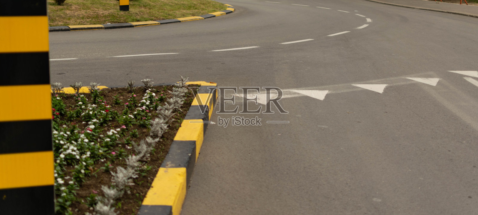 在夏天的白天，城市里的交通标志和灯光。照片摄影图片