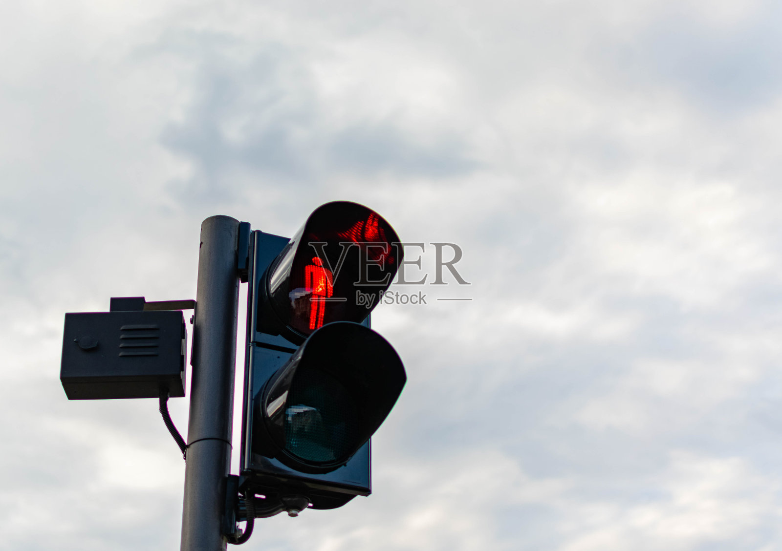 在夏天的白天，城市里的交通标志和灯光。照片摄影图片