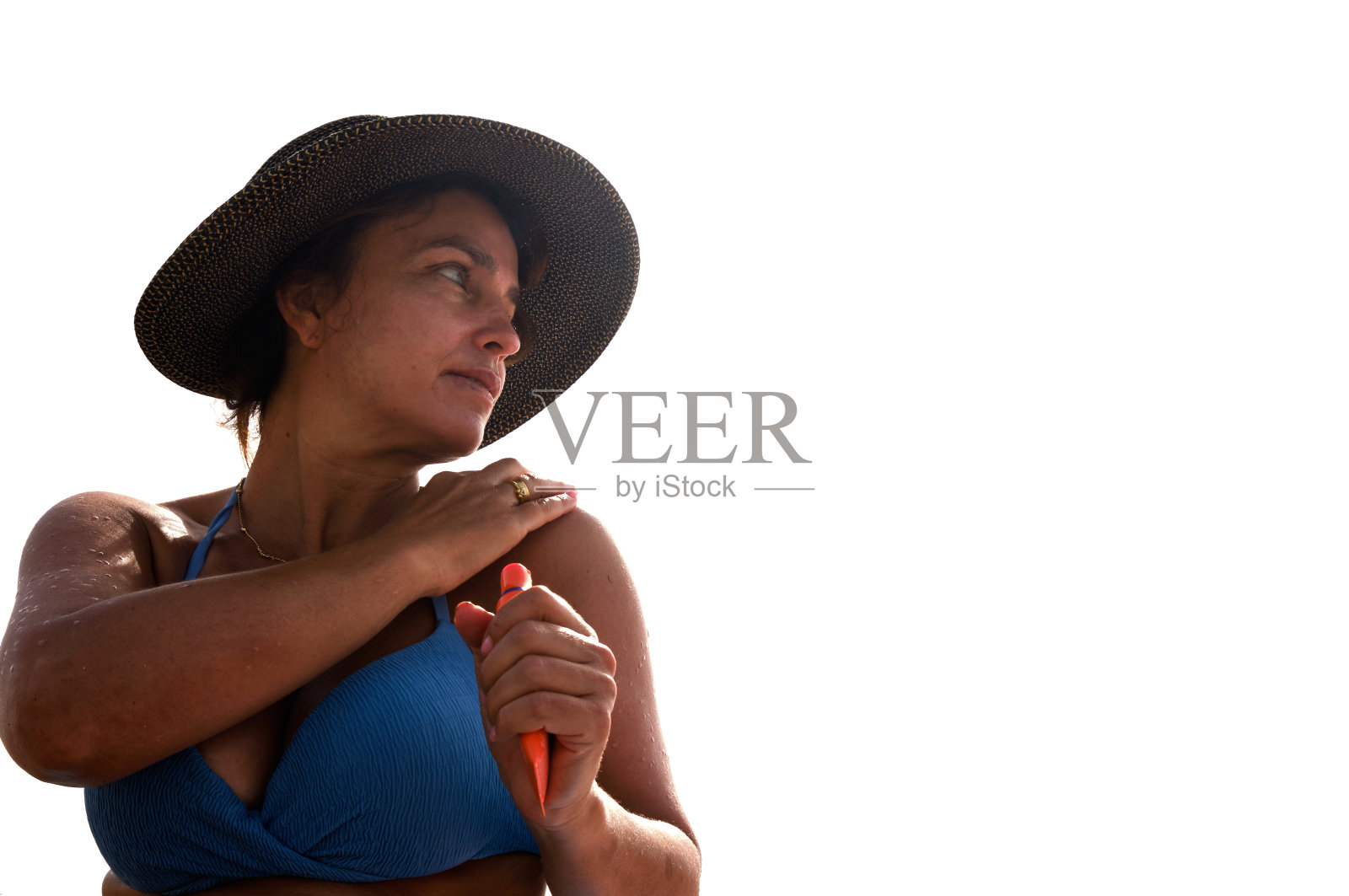 防晒，年轻女性涂防晒霜来保护自己免受太阳射线的伤害照片摄影图片