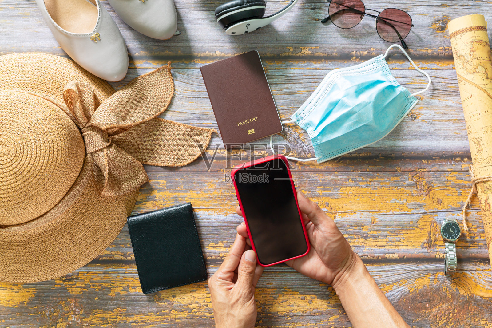 规划旅行和路线，地图规划旅行的鸟瞰图，笔记本和世界地图规划假期和其他旅游配件。照片摄影图片