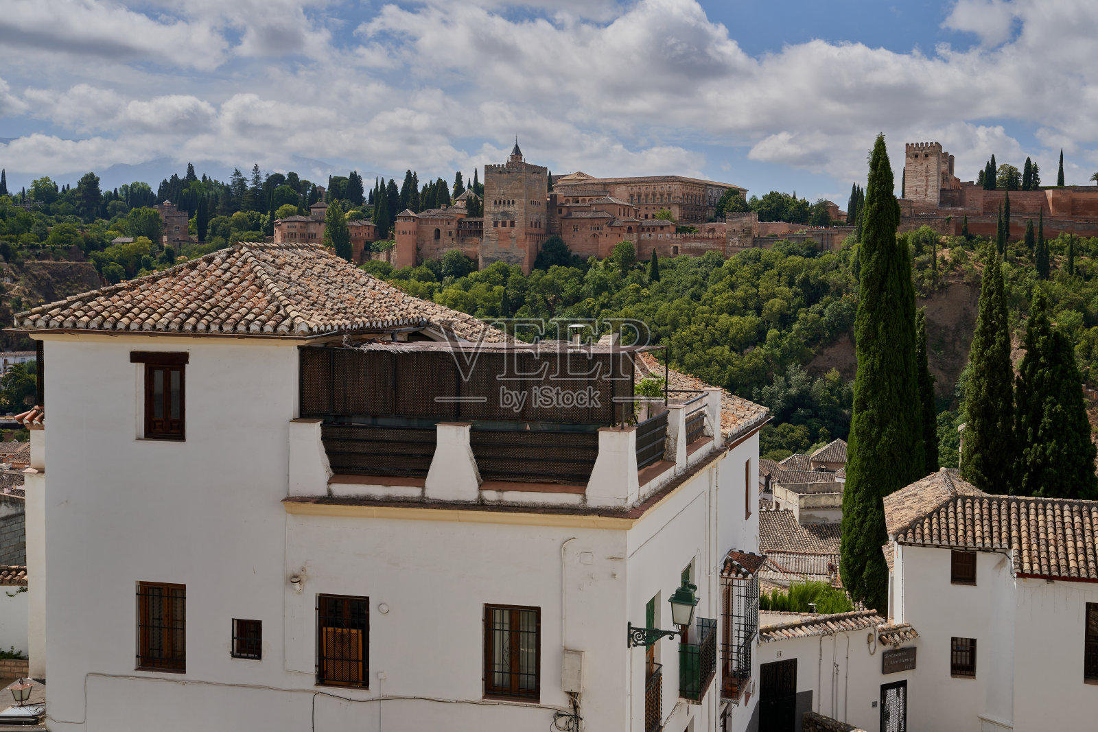 在西班牙城市格拉纳达的阿尔巴辛(阿尔巴辛)社区的观点。照片摄影图片