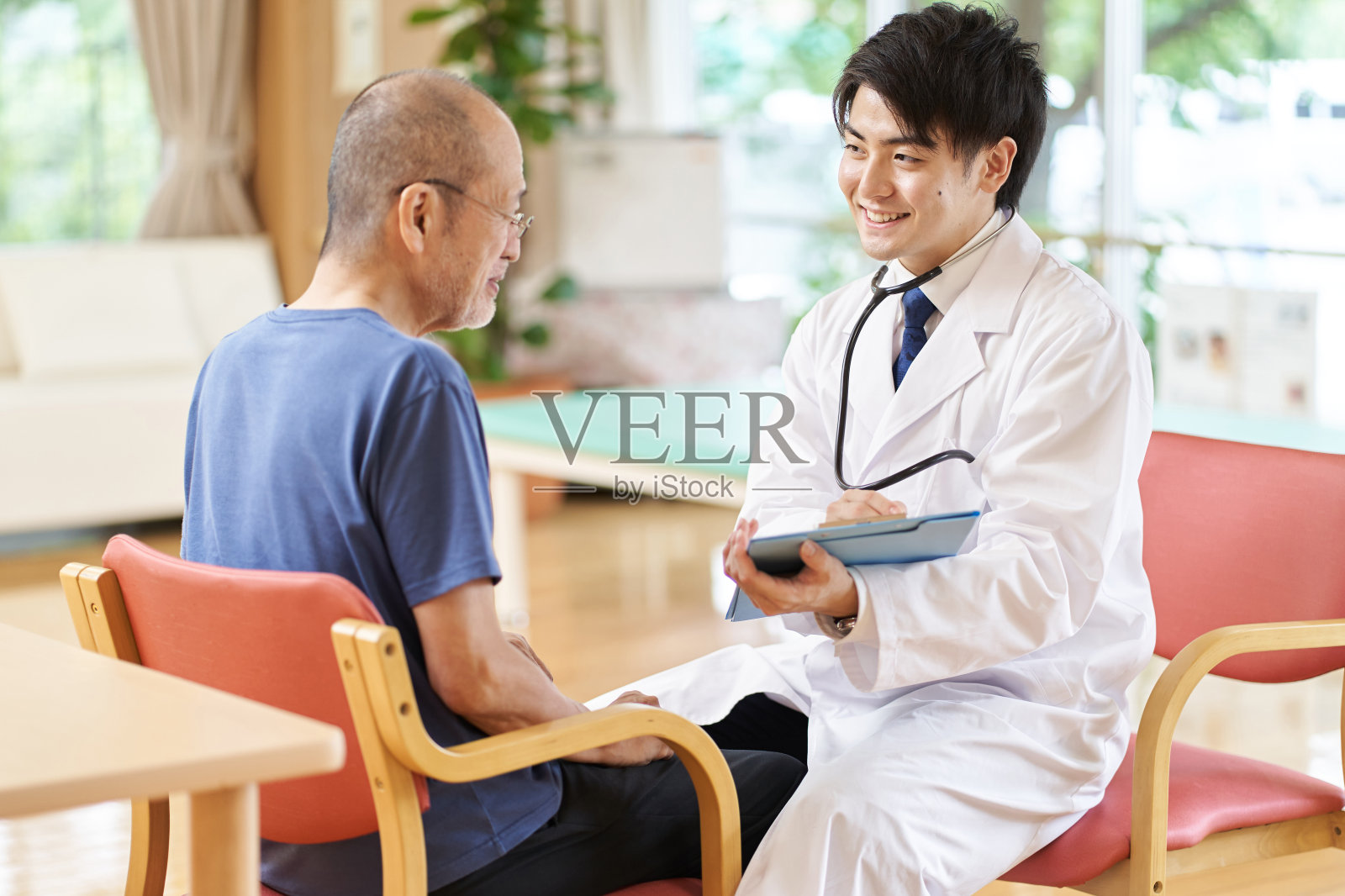 男医生在长期护理机构做咨询照片摄影图片