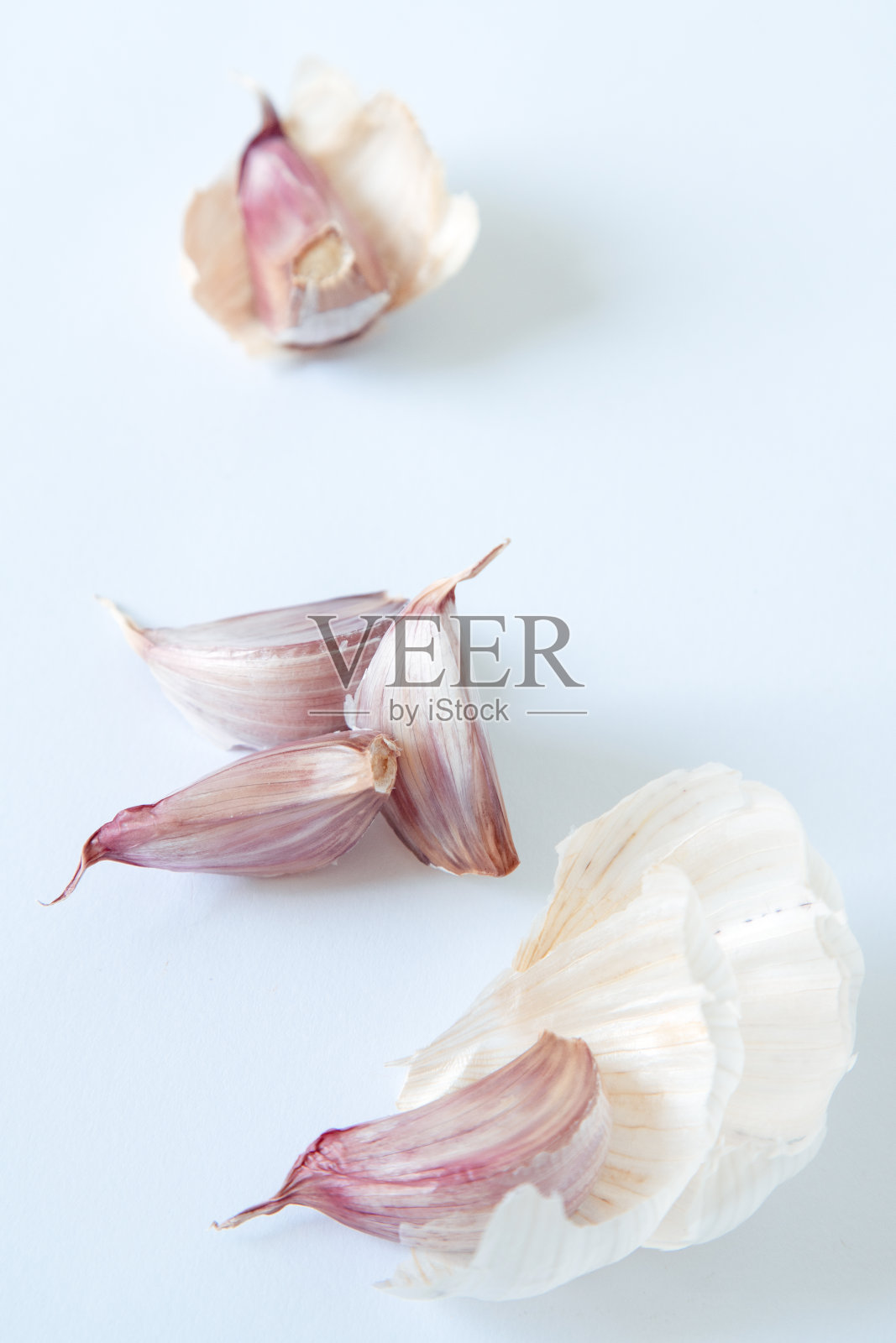 白色背景上的部分大蒜照片摄影图片