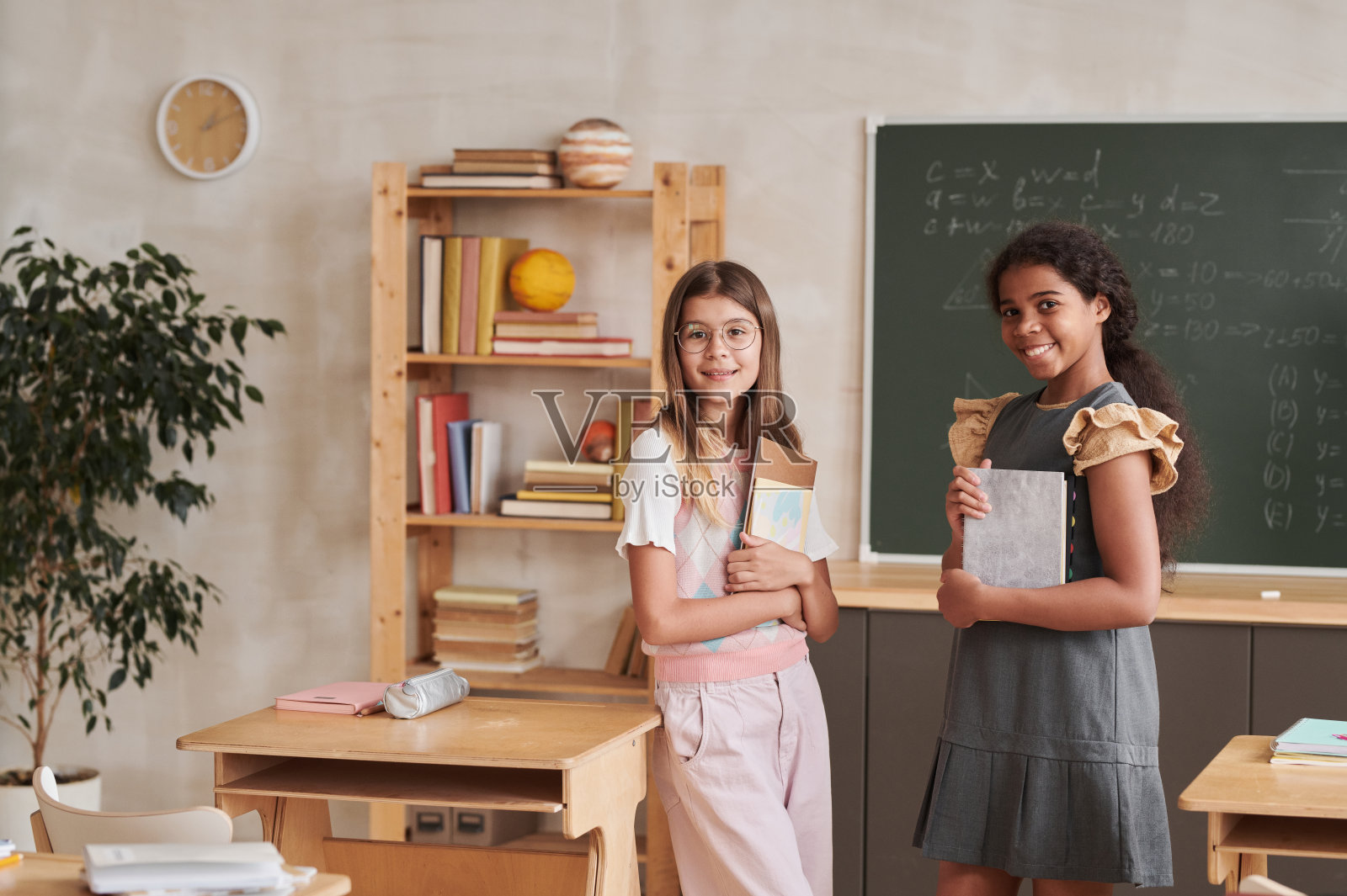 两个女孩在学校的肖像照片摄影图片