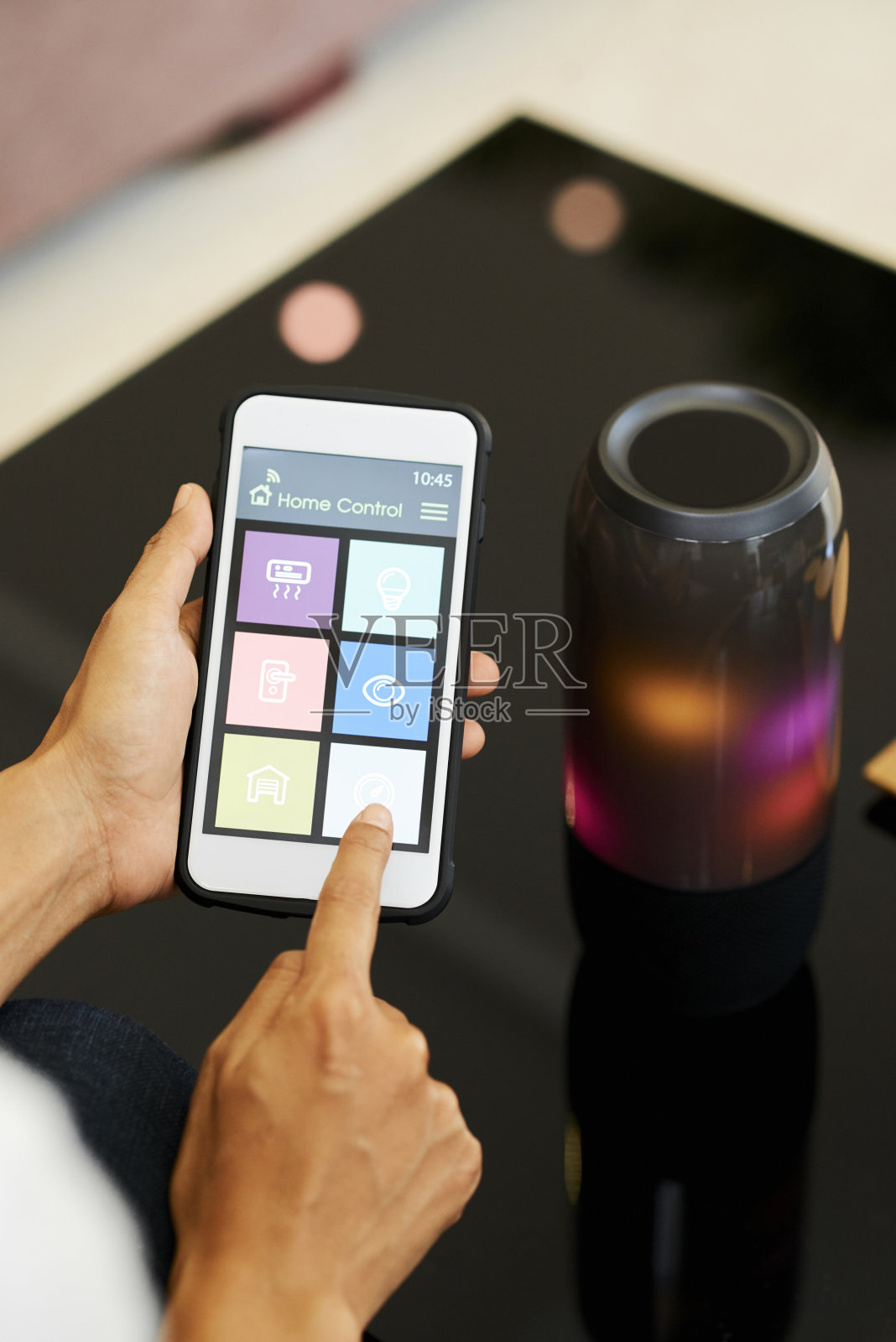 女士正在设置扬声器音量照片摄影图片