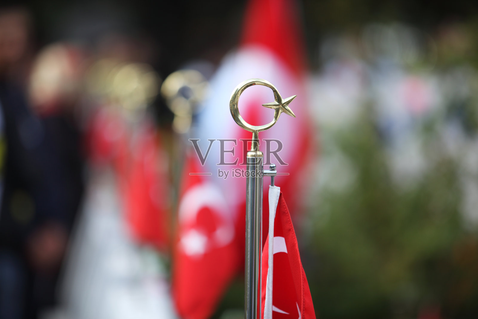 土耳其殉难墓地的土耳其国旗照片摄影图片