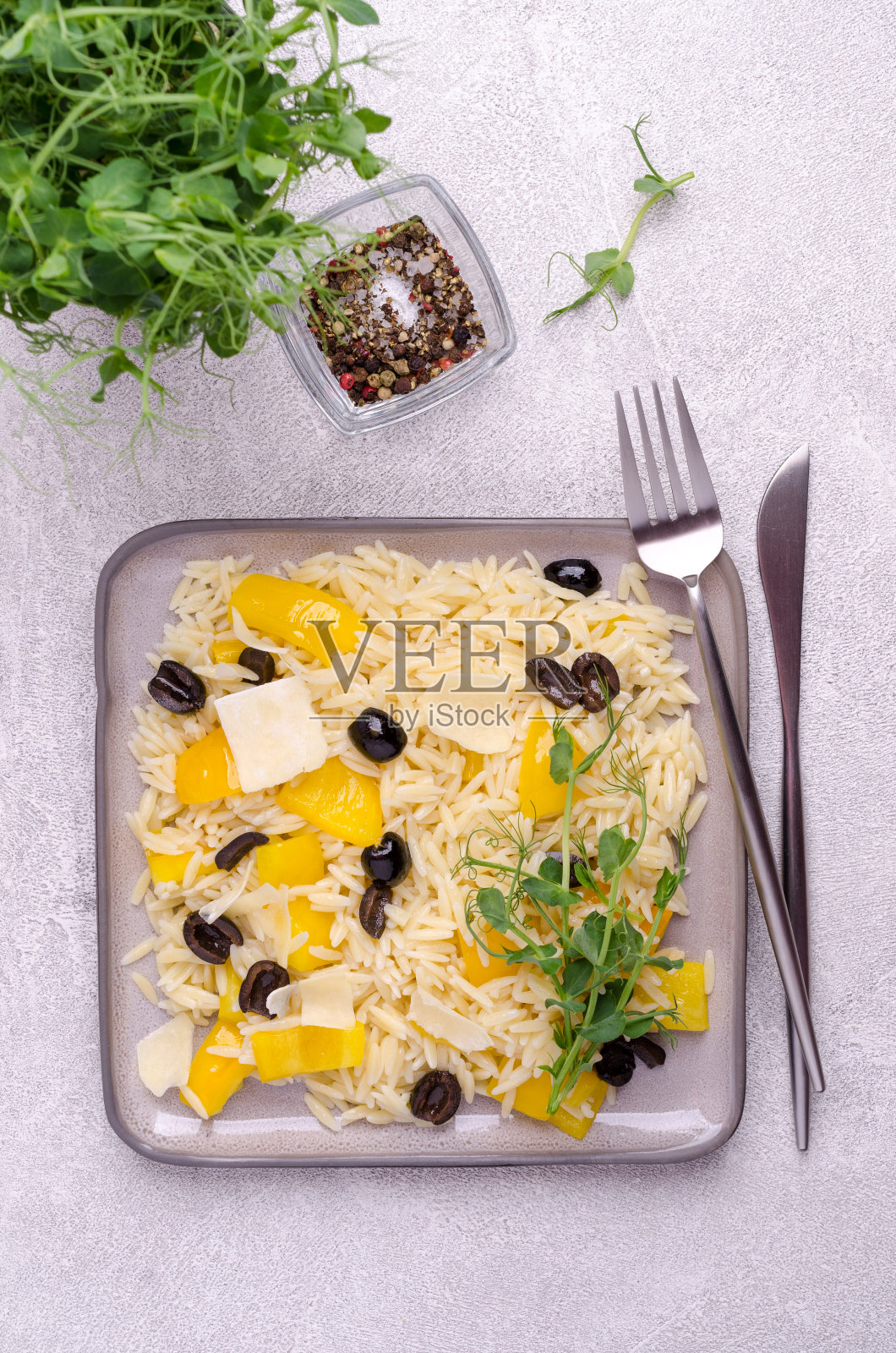 加蔬菜和豌豆芽的小意大利面照片摄影图片