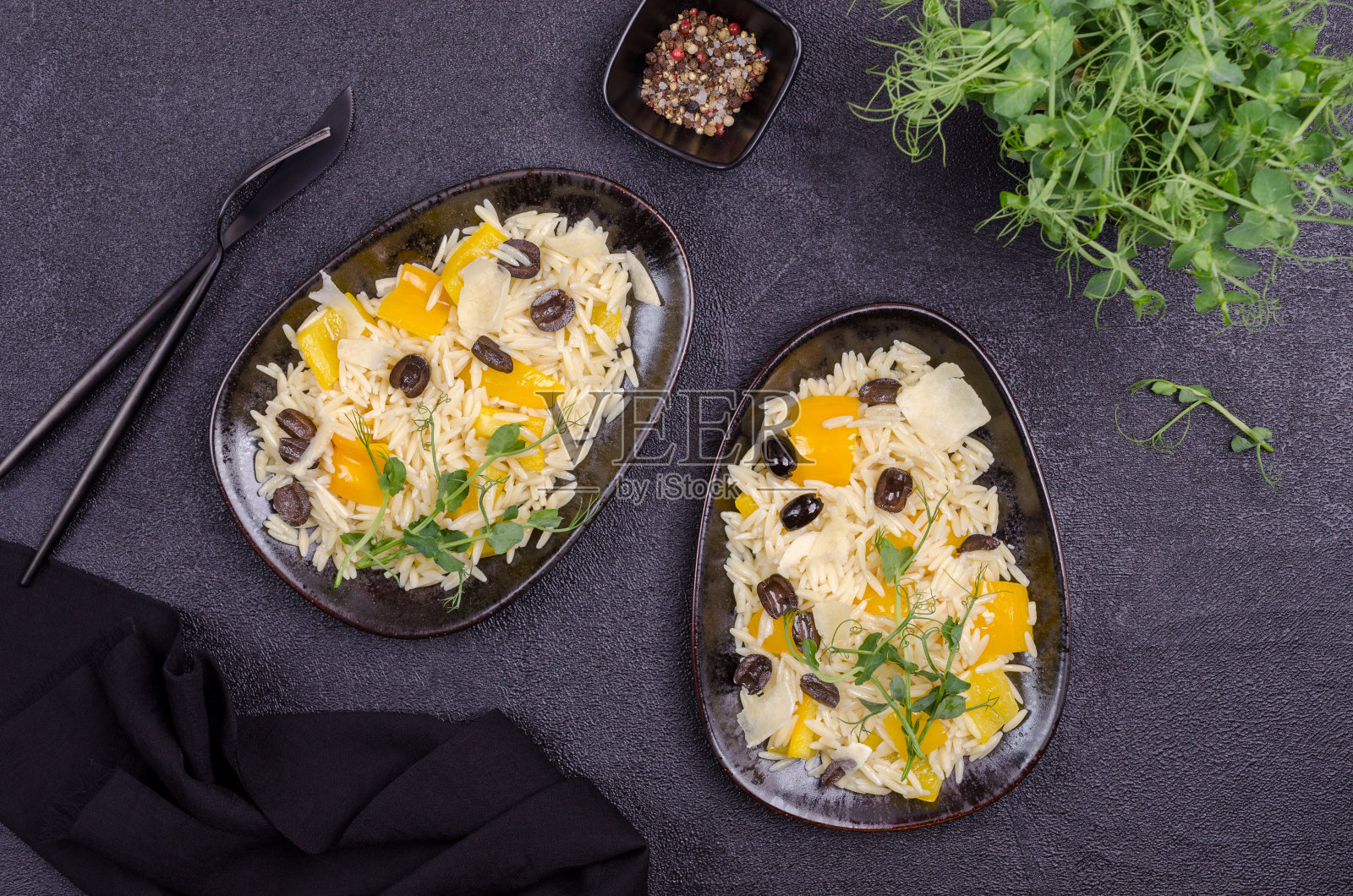 加蔬菜和豌豆芽的小意大利面照片摄影图片