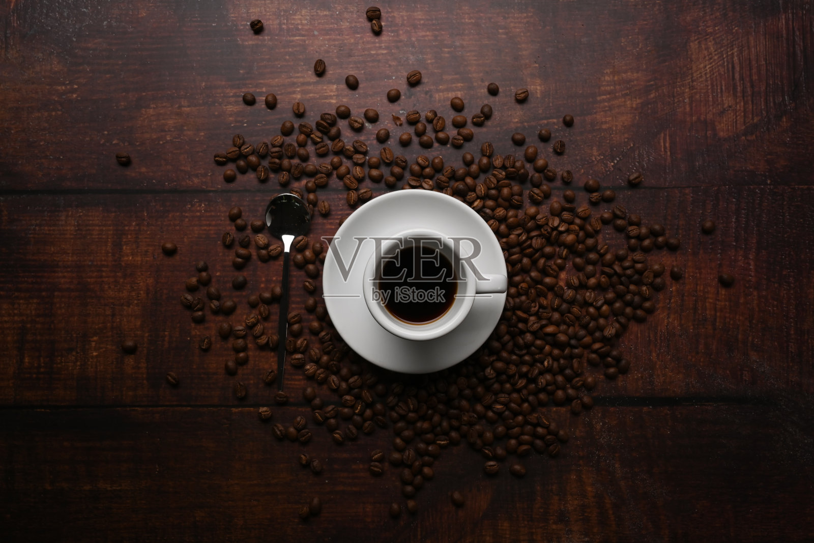 一杯咖啡和咖啡豆放在质朴的木制背景上。照片摄影图片
