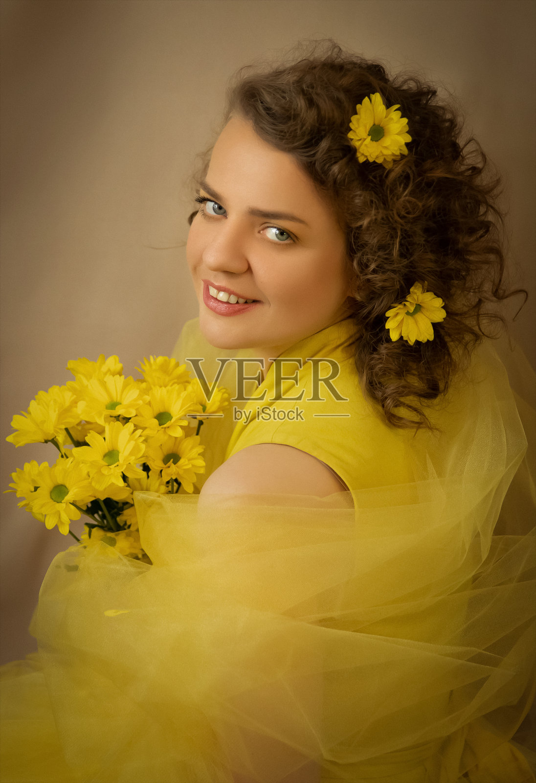 明亮的阳光女士穿着黄色的衣服和黄色的花朵特写。艺术处理。照片摄影图片