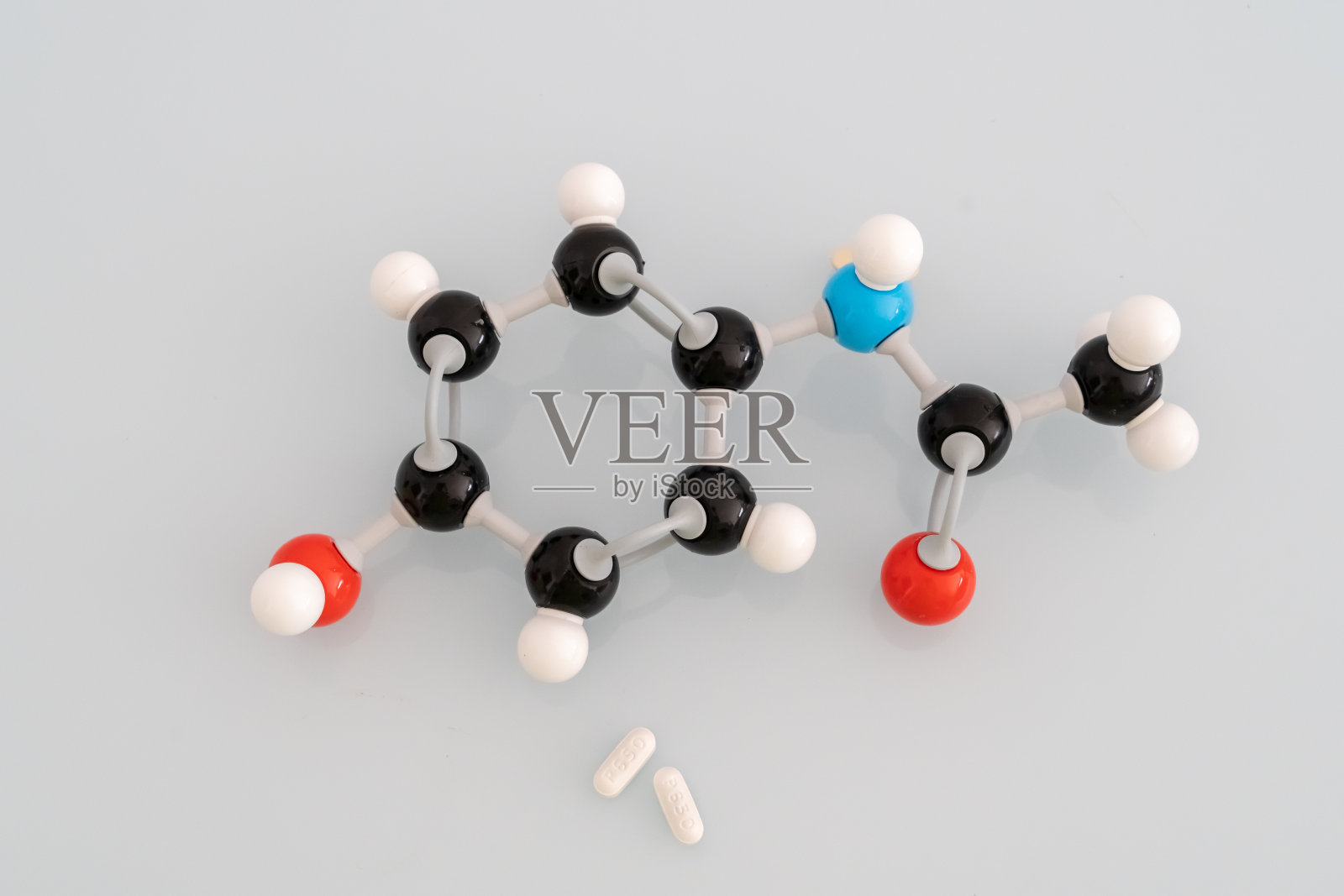 扑热息痛分子模型和扑热息痛药丸照片摄影图片
