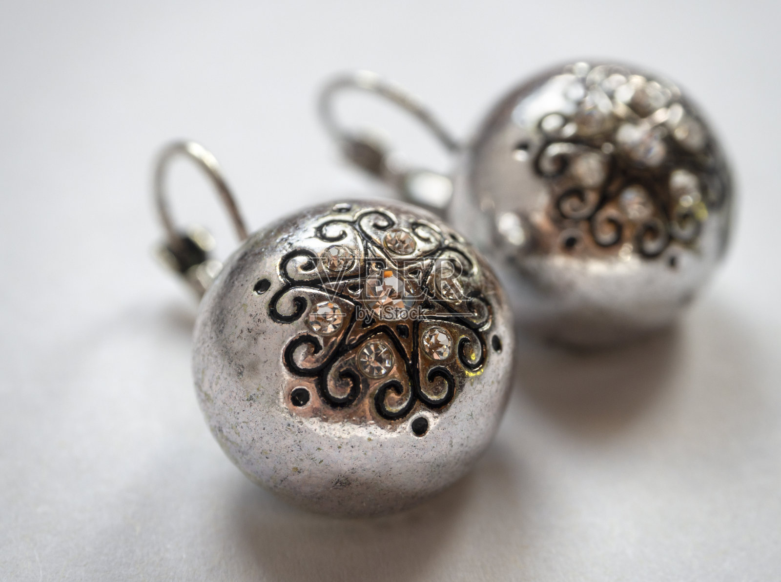 复古风格的白色金属大耳环，配以石头照片摄影图片