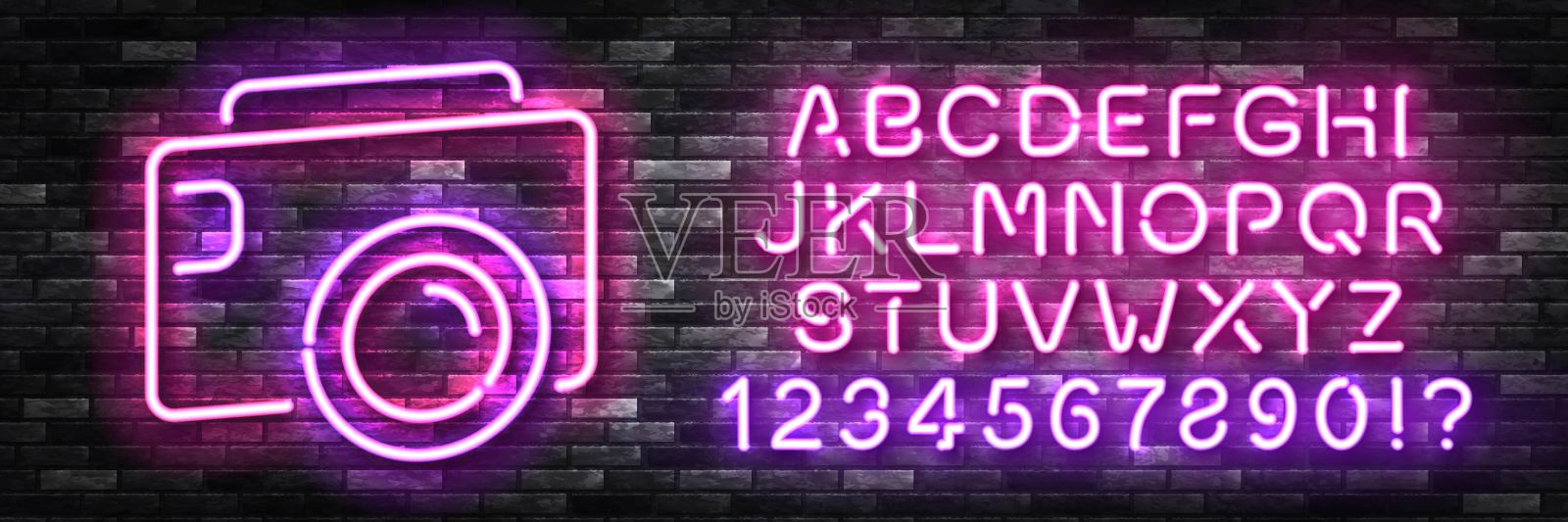 矢量现实孤立的霓虹灯摄像机标志与易于改变颜色字母字体装饰和模板覆盖在墙壁背景。插画图片素材