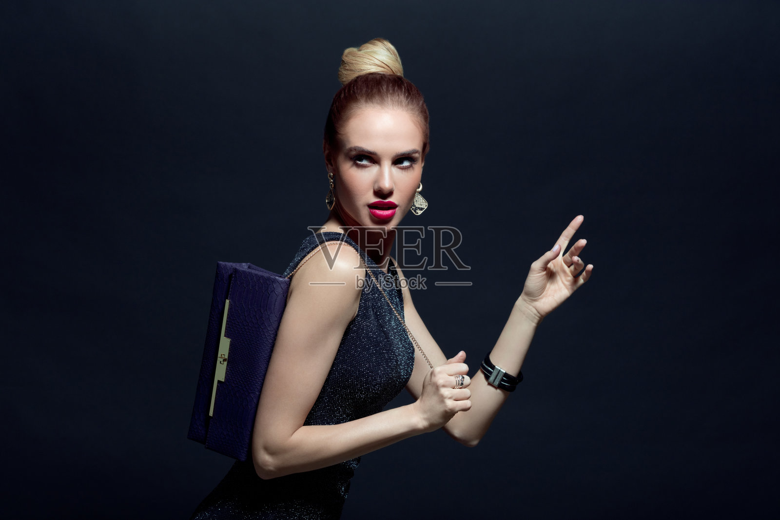 一幅优雅女子手持手提包的画像照片摄影图片