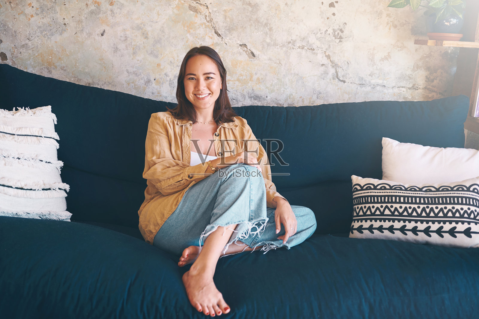 一个年轻女人的肖像在家里的沙发上放松照片摄影图片