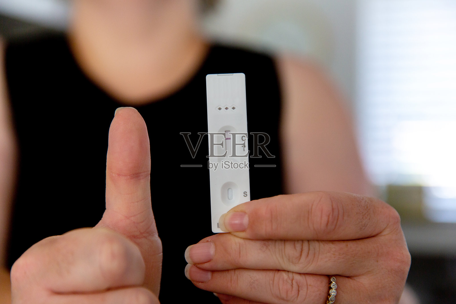 Covid-19 -快速横向流动测试结果照片摄影图片