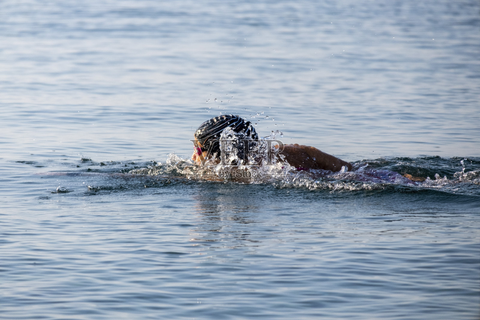 专业游泳运动员在蓝海中练习游泳姿势照片摄影图片