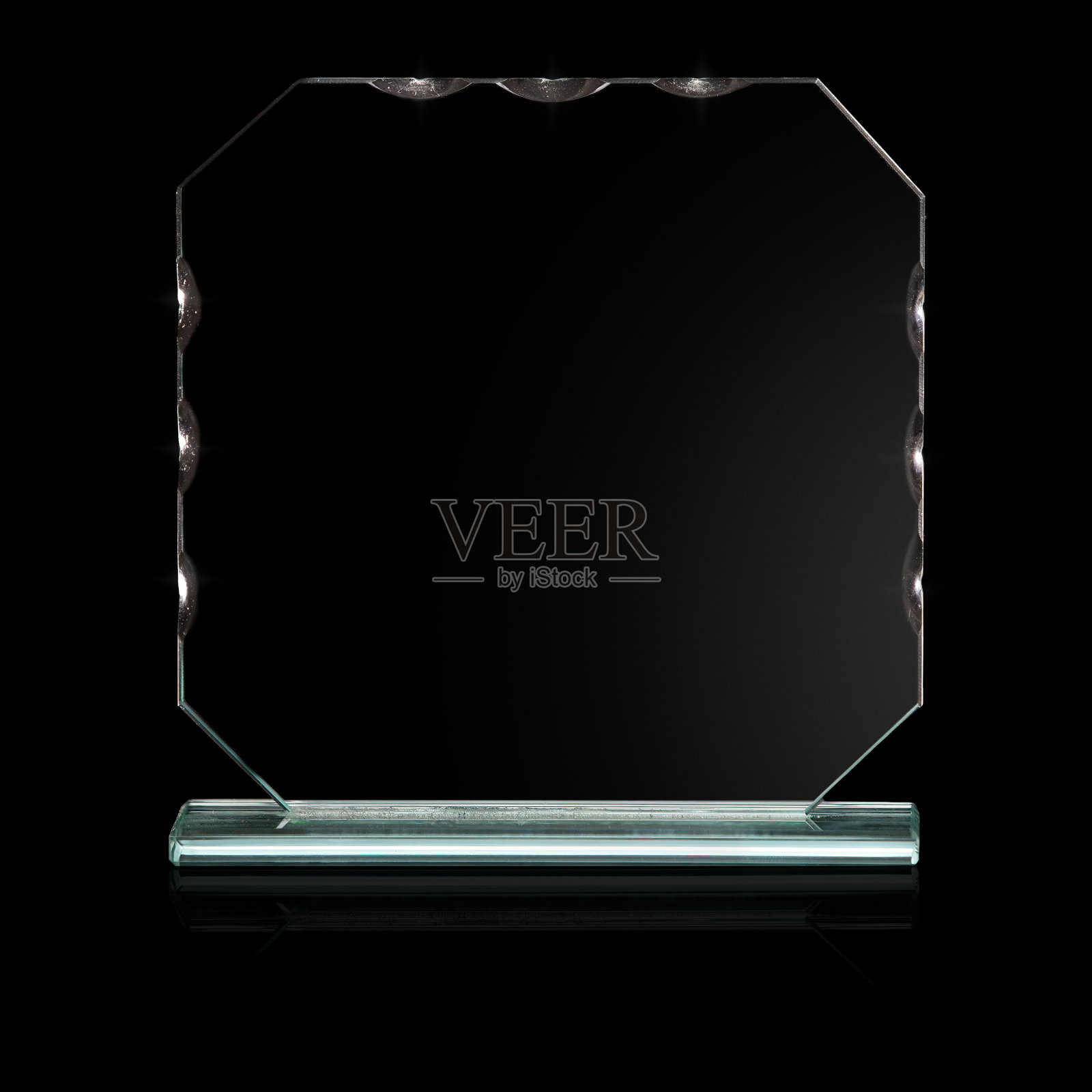 水晶玻璃奖杯在黑色背景，空白照片摄影图片