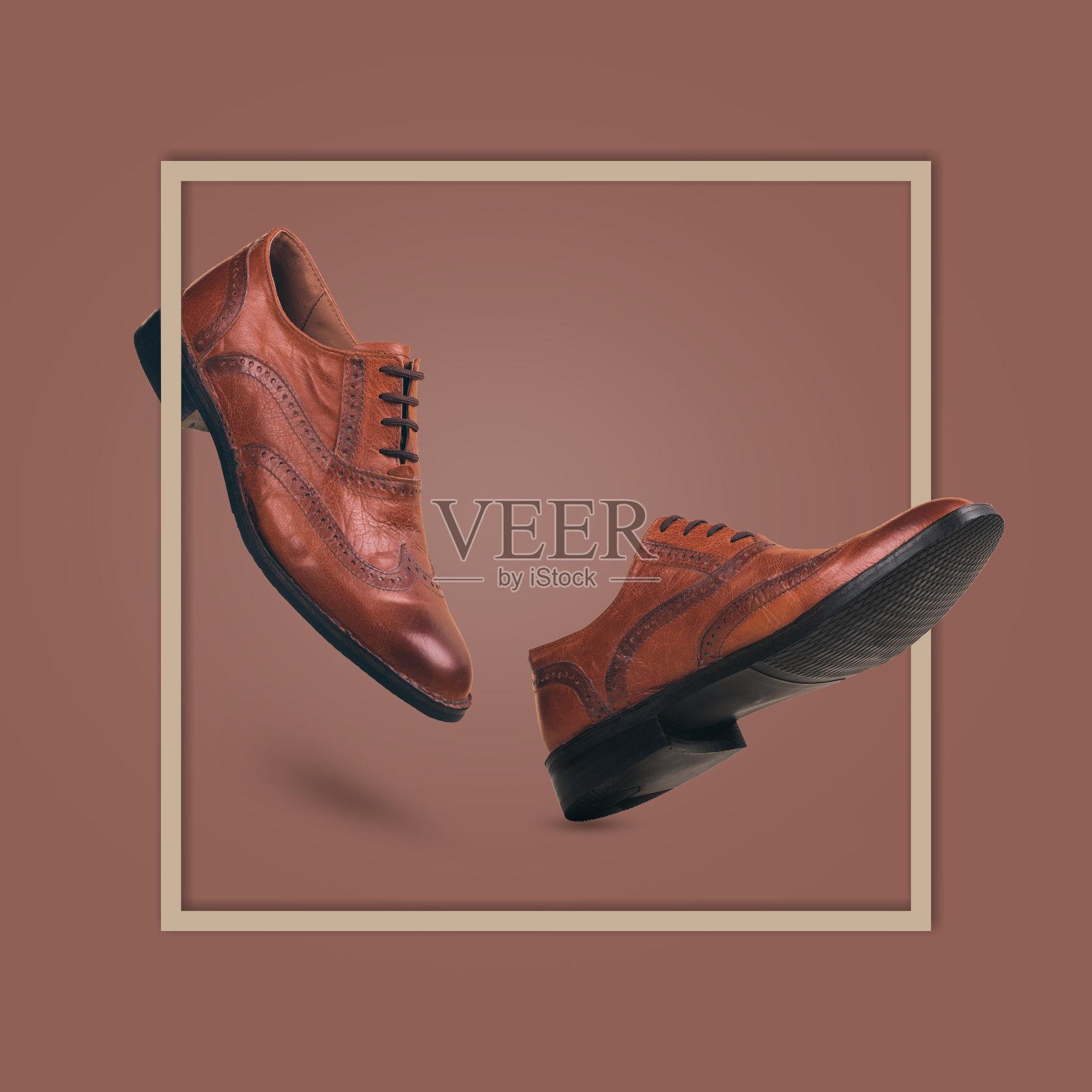 男士时尚皮鞋，棕色背景。照片摄影图片