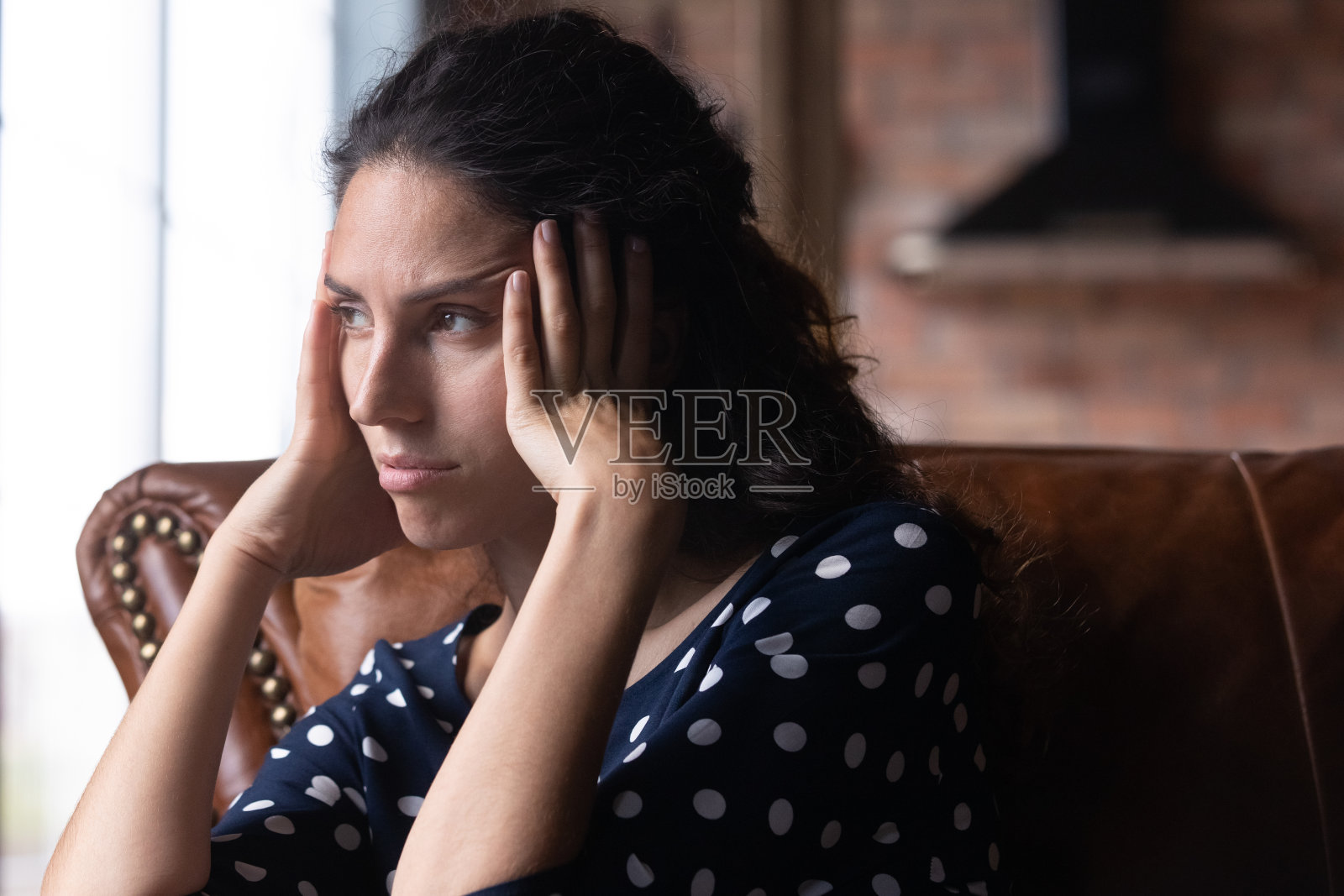 感到冷漠、无聊、沮丧的女人照片摄影图片