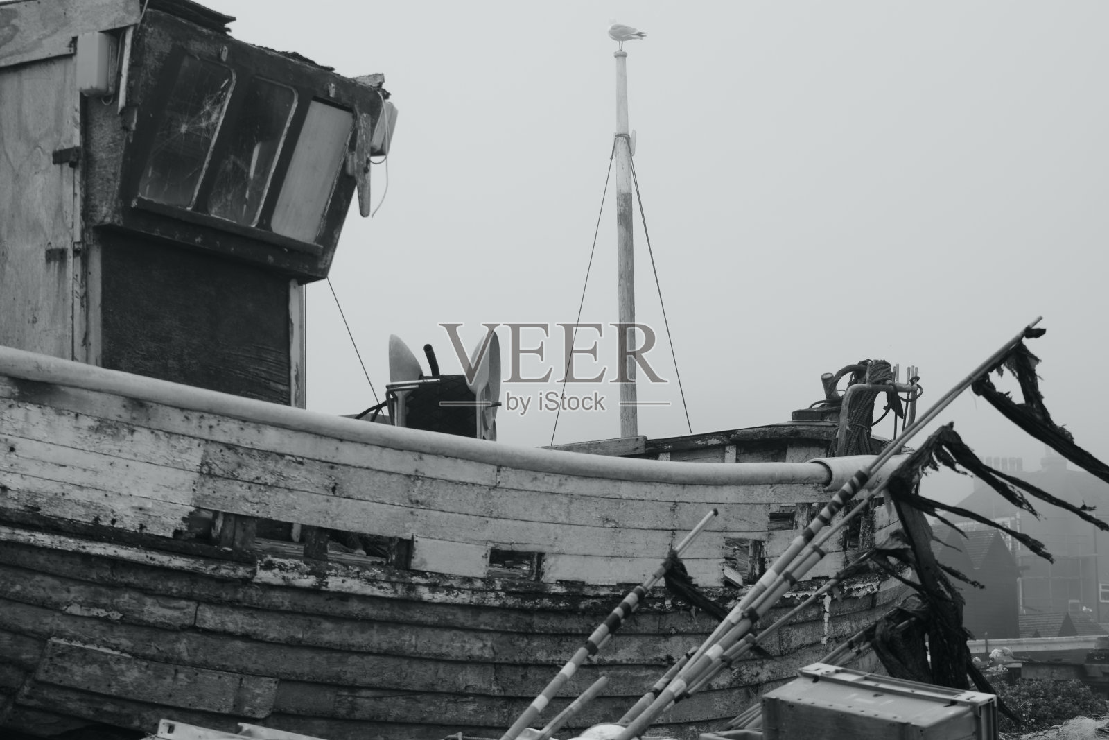 黑斯廷斯海滩上的渔船，雾蒙蒙的一天照片摄影图片